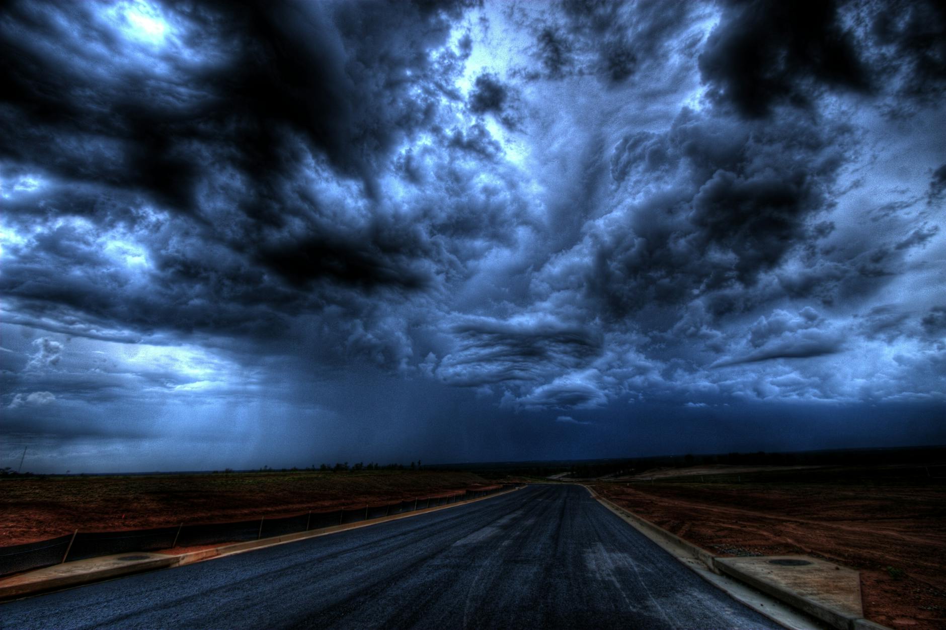Como preparar a casa para tempestades em Portugal: checklist por divisões 2 A dramatic stormy sky with dark clouds over an empty road. Nature's power captured at its peak.