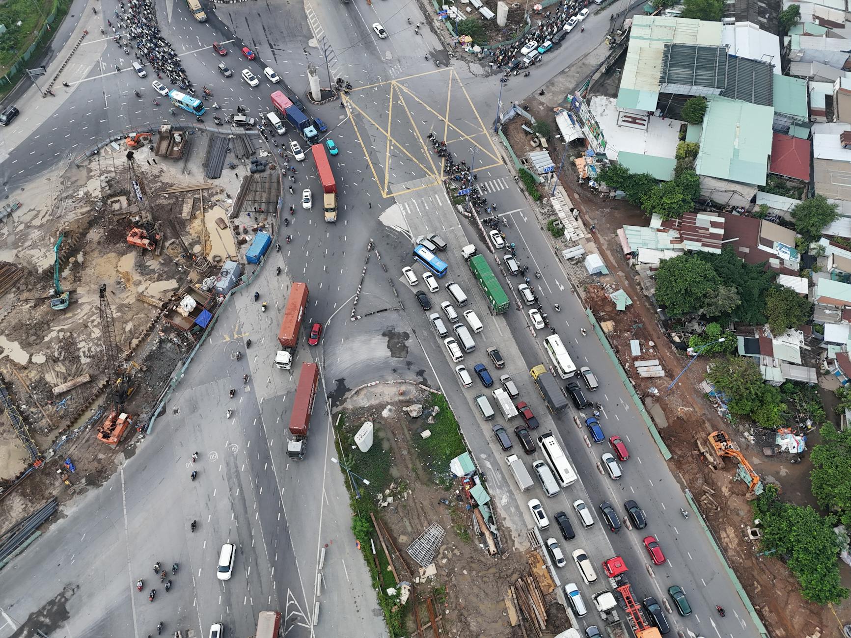 Cheias em Lisboa: como evitar zonas críticas e planear o percurso 6 Aerial shot capturing bustling traffic at a major intersection in Ho Chi Minh City, Vietnam.