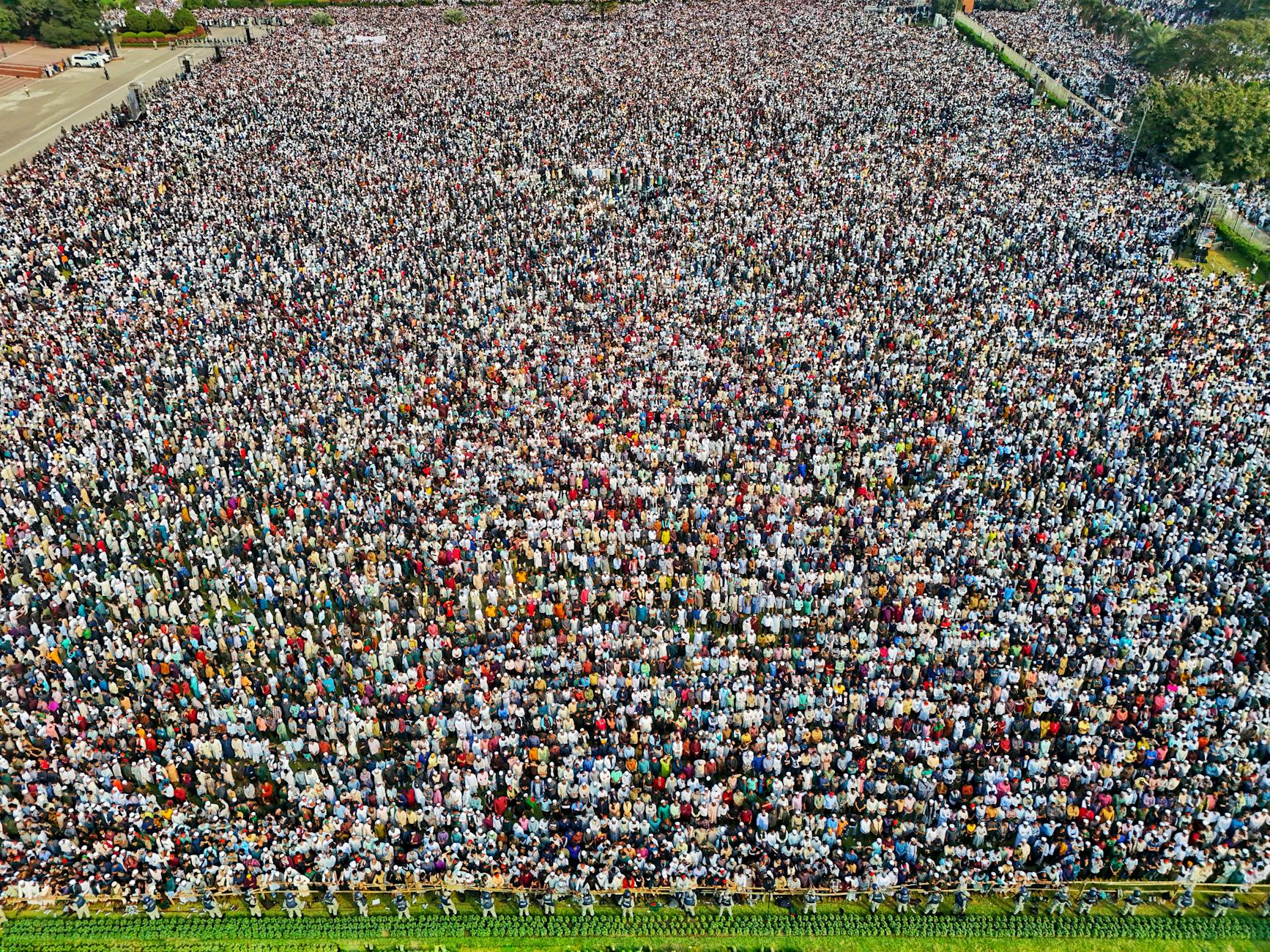 Lisboa Com Amigos: 20 Ideias Para Sair Do “Vamos Só Beber Uma” 6 Aerial shot of a large crowd assembling outdoors in Dhaka, Bangladesh for a communal event.
