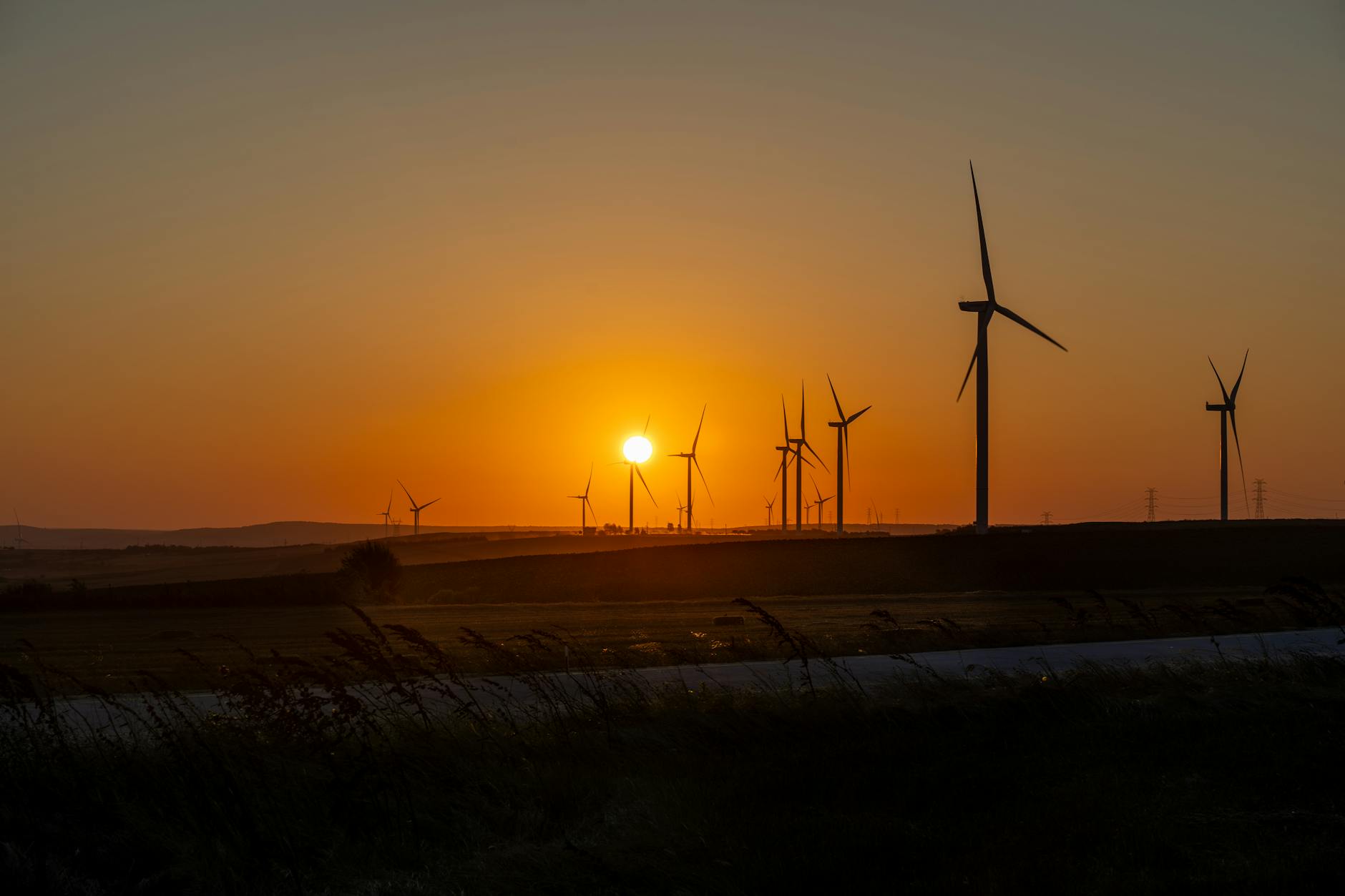 Caminhadas e miradouros com vento: decisões seguras para Lisboa e Sintra 5 Beautiful sunset over a wind farm in Silivri, İstanbul, showcasing sustainable energy efforts.