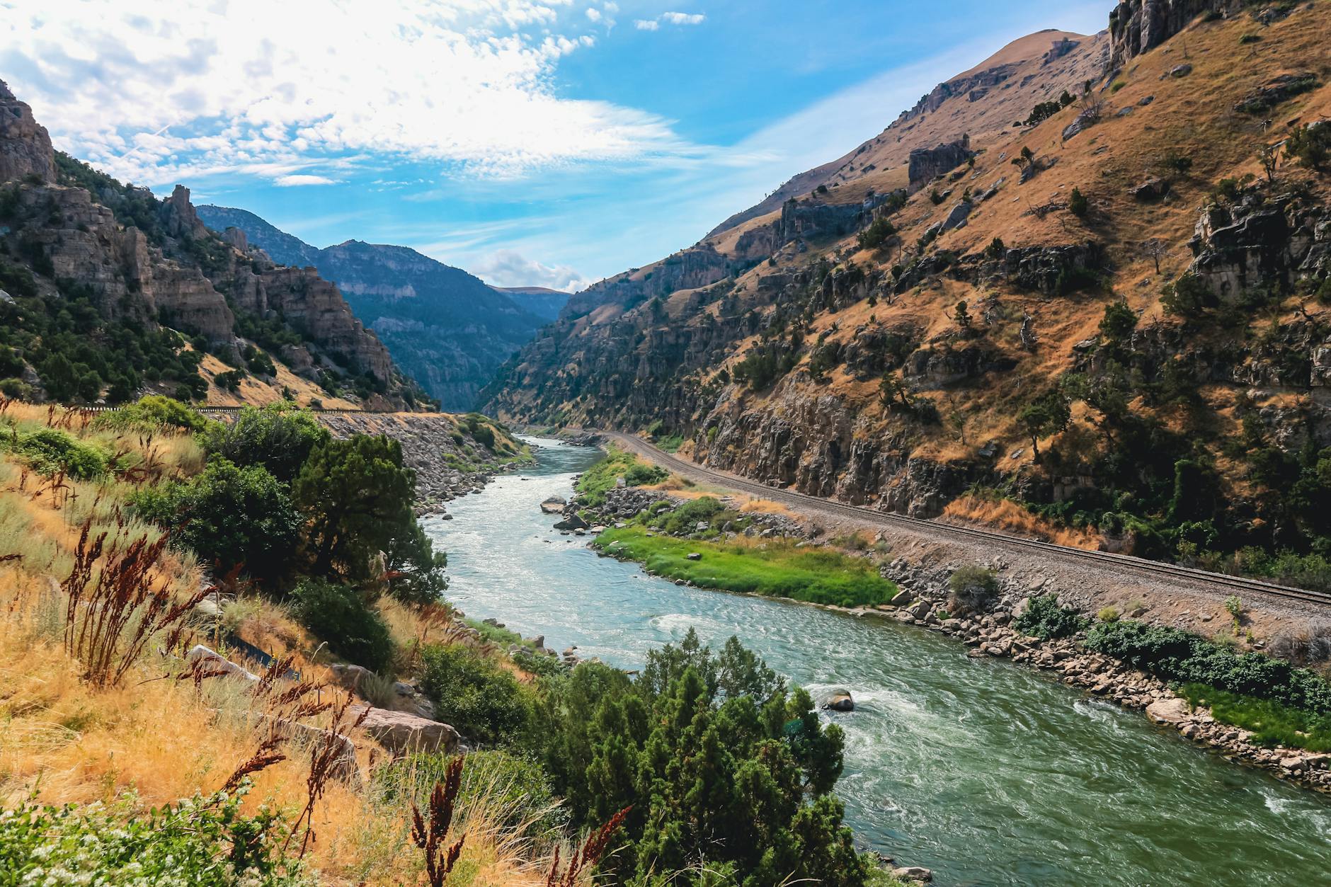 Guia Definitivo De Pastéis de Belém: O Que Pedir, Horas Menos Cheias E Truques 5 Beautiful view of a river flowing through a mountainous landscape in Wyoming.