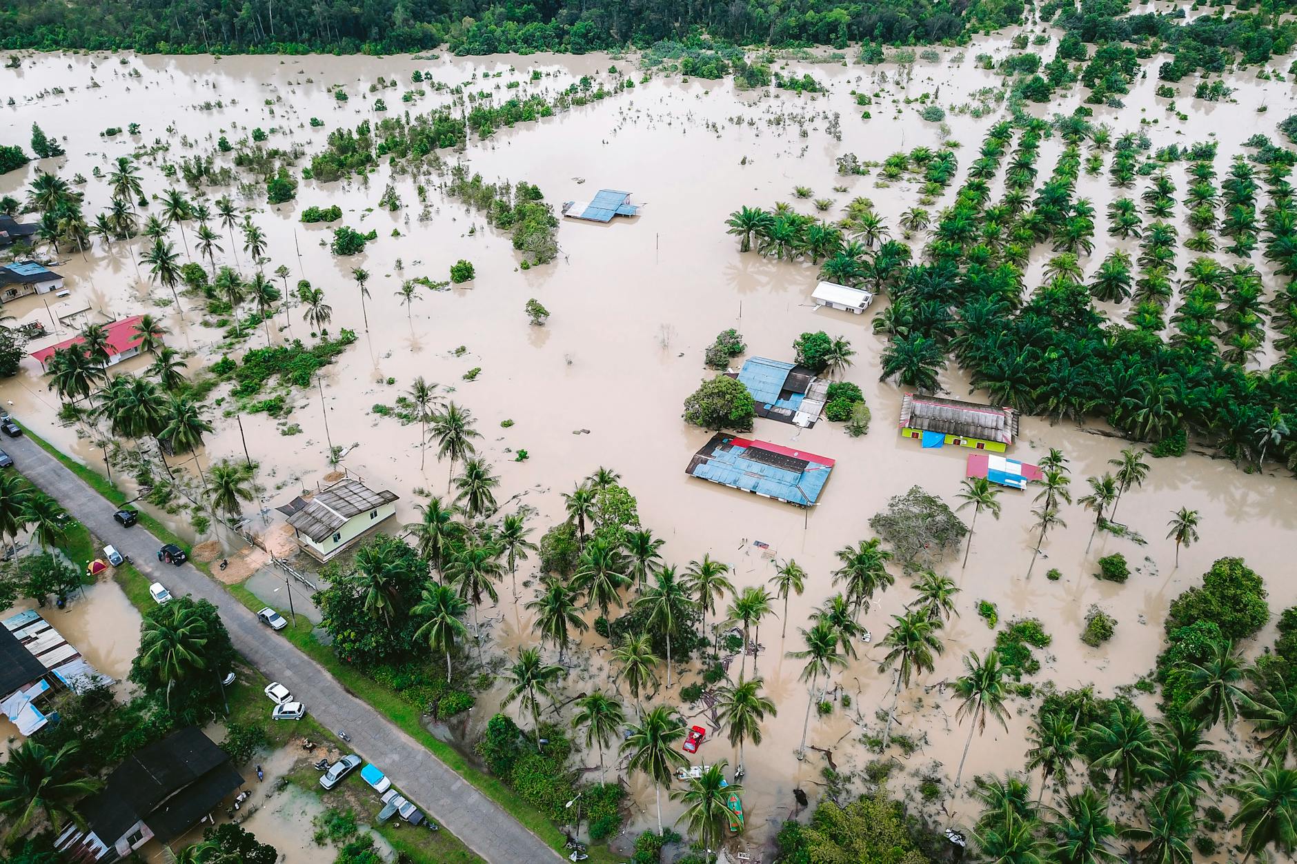 Trovoadas: regras simples para reduzir riscos em casa e na rua 5 Drone shot capturing extensive flooding in Kijal, Malaysia village.
