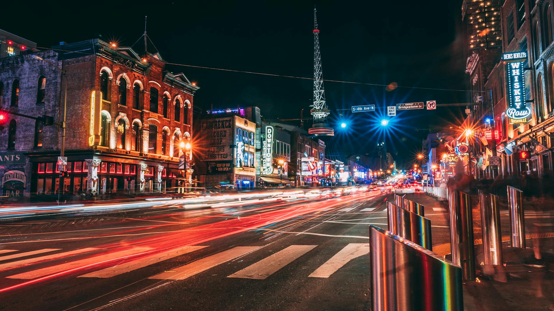 Como Aproveitar As Festas De Lisboa Sem Filas Nem Empurrões 5 Dynamic city street scene at night with vibrant lights and traffic motion in Nashville, USA.