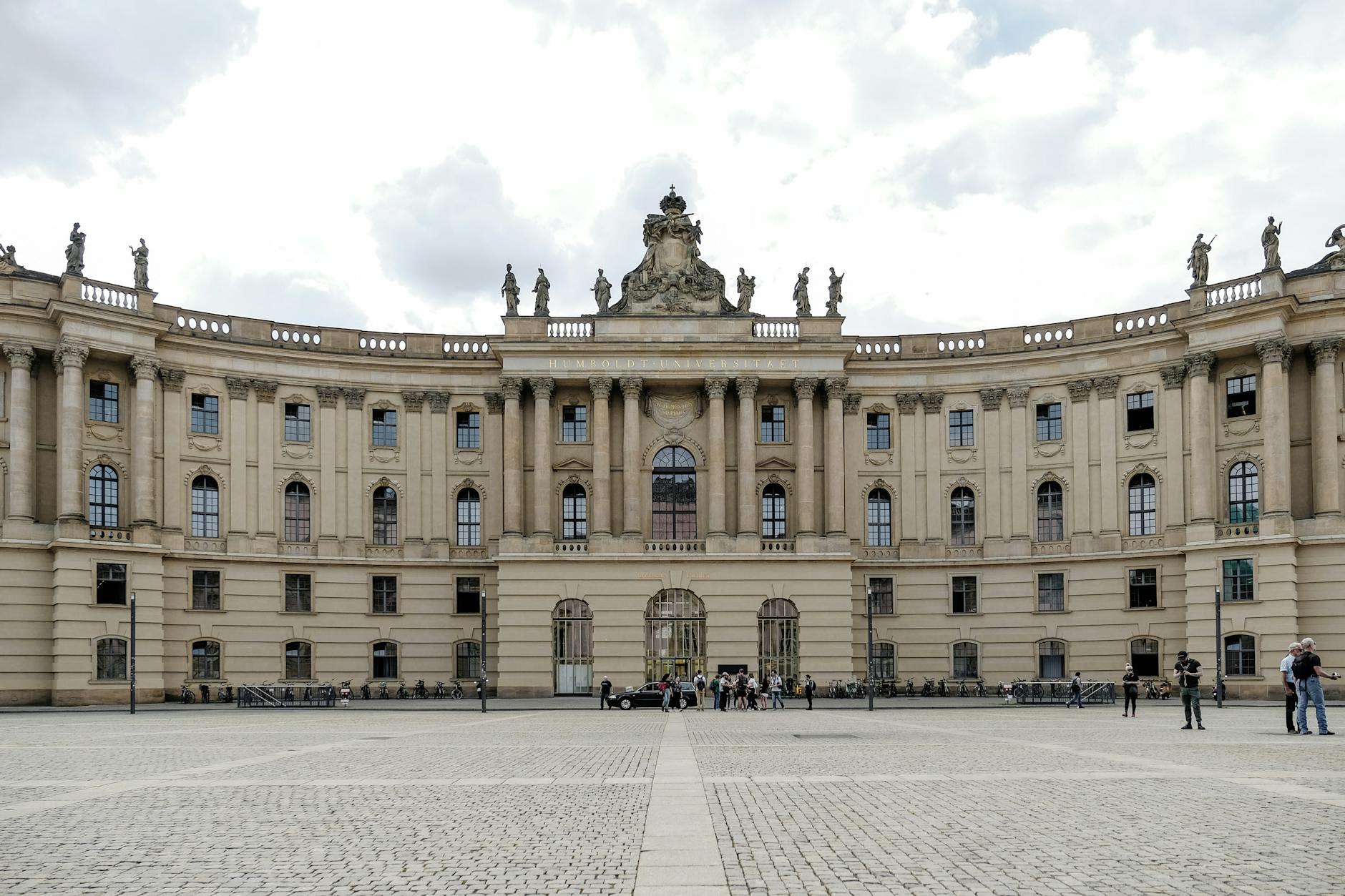 Roteiro Lisboa A Pé: Um Dia Inteiro Sem Pressa E Sem Turistas 4 Elegant facade of Humboldt University's library in Berlin, showcasing neoclassical architecture.