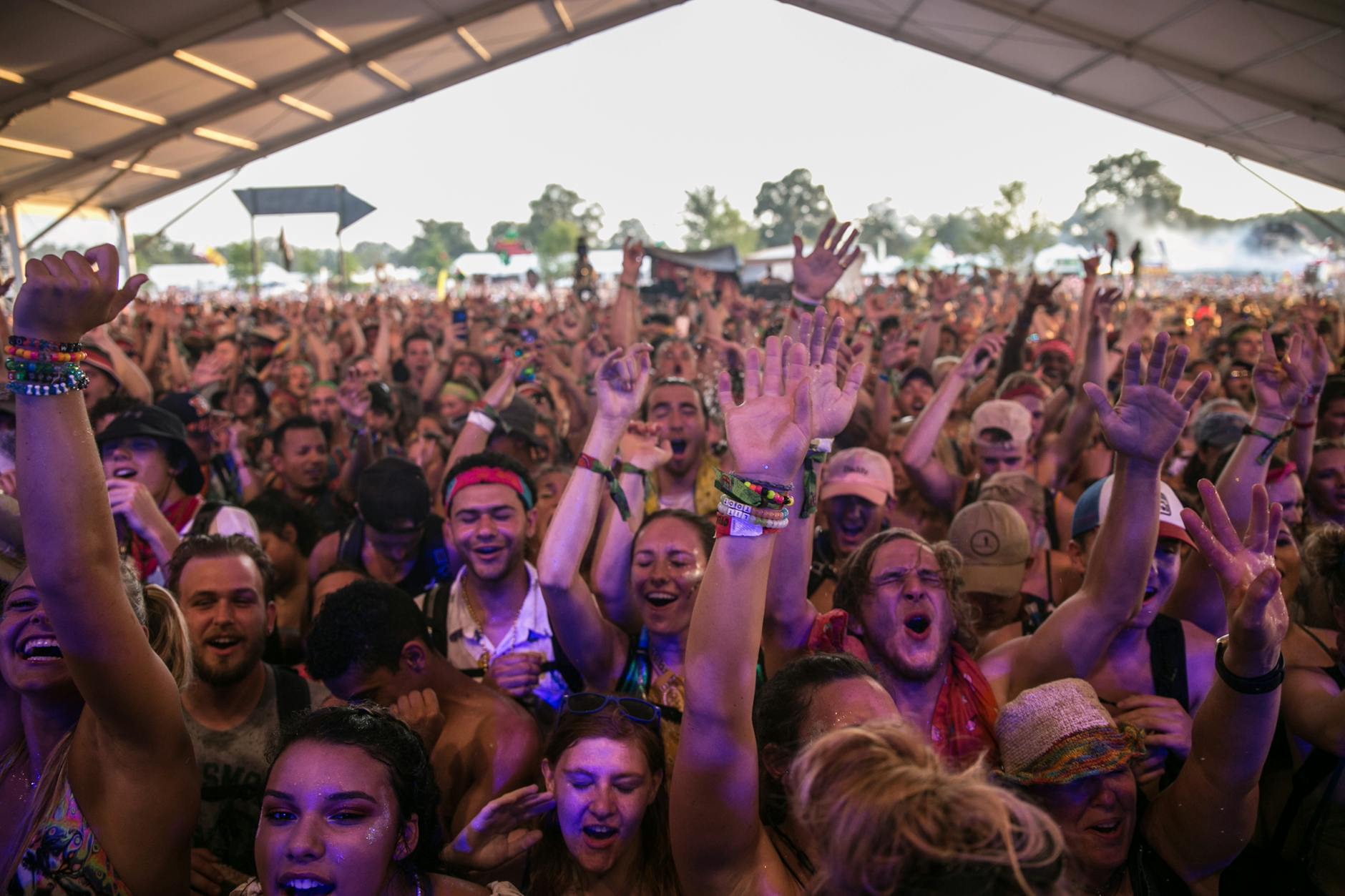 Avisos do IPMA: o que fazer e o que evitar (checklist de segurança para Lisboa) 9 Excited crowd enjoying a vibrant music festival under a tent during the day.