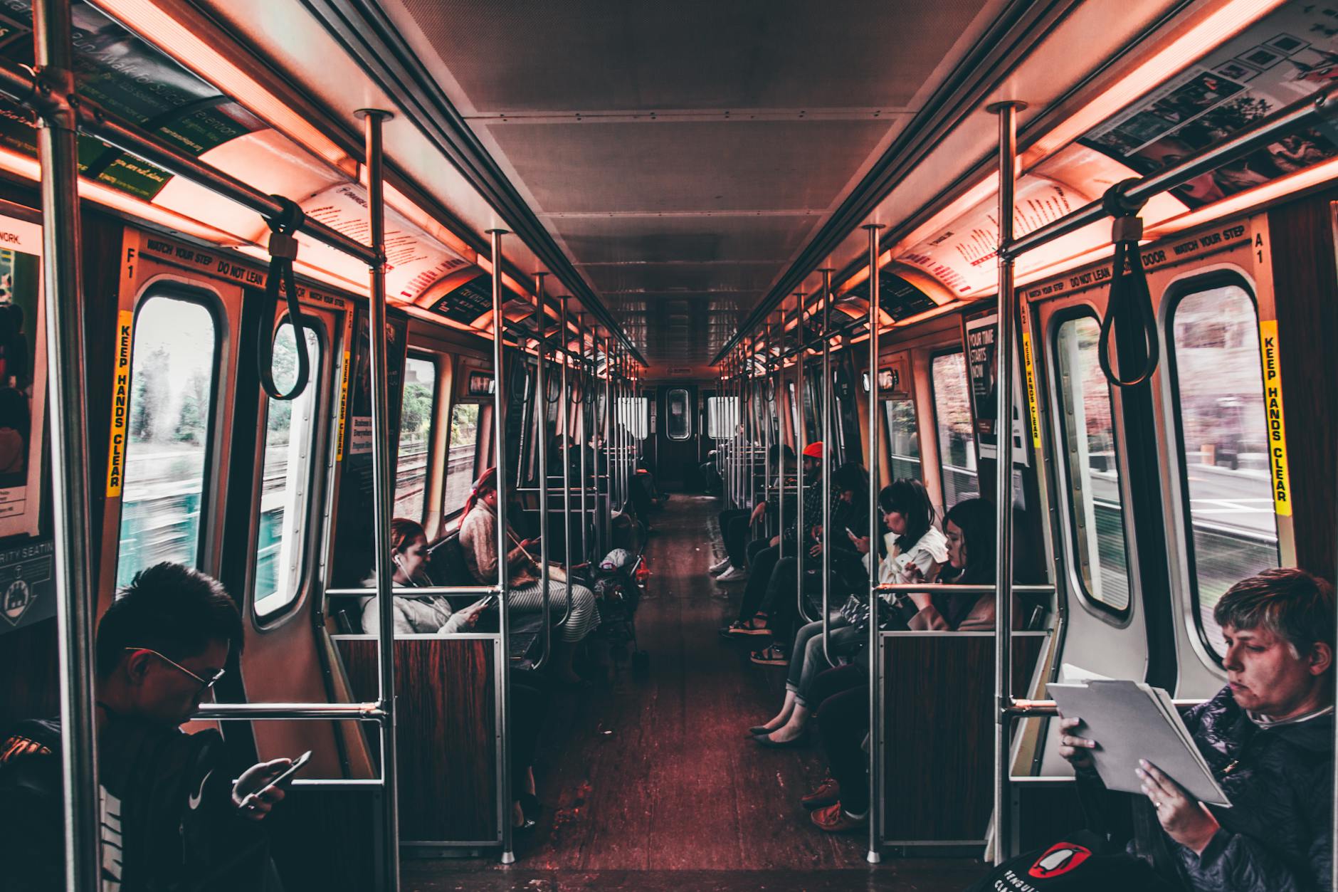Como escolher a melhor rota em Lisboa quando há acidentes na 2.ª Circular 6 Passengers travel inside a well-lit subway train during the day, showcasing modern urban life.