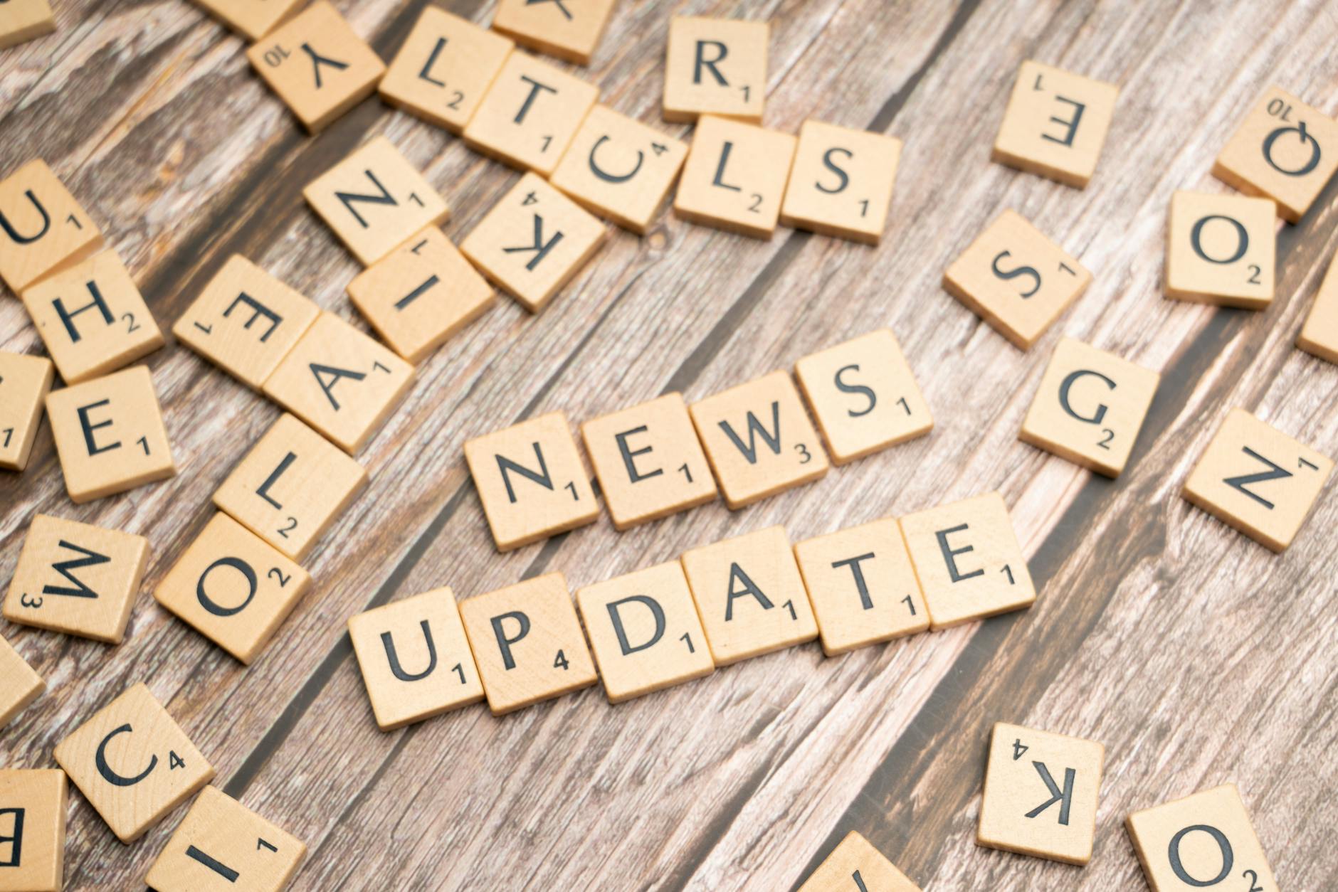 Como comparar apps de meteorologia: 5 critérios para escolher a certa 6 Scrabble tiles spelling 'News Update' on a wooden background, ideal for media and communication concepts.