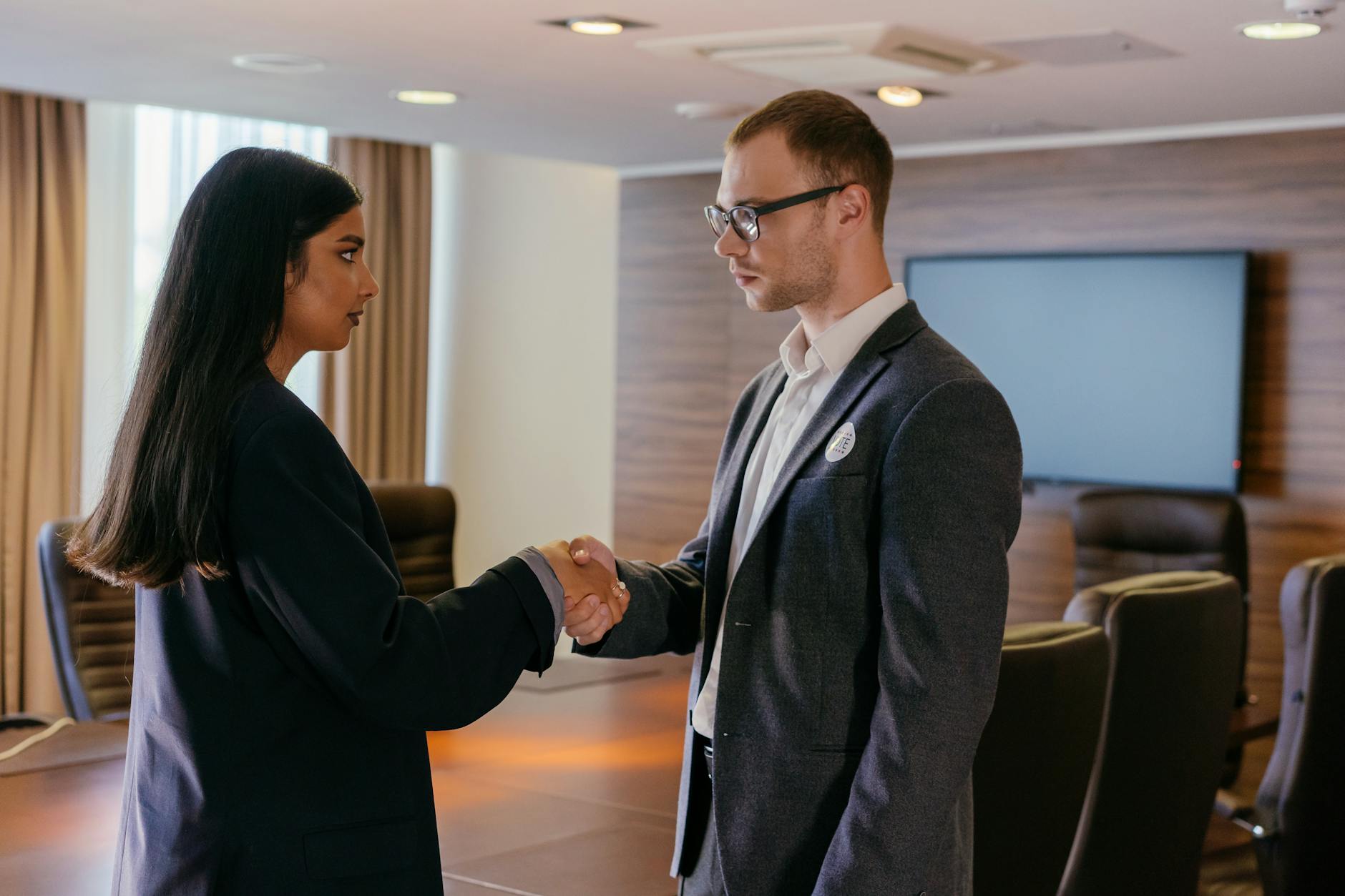 Cinema Em Lisboa: As Sessões Diferentes Que Não Aparecem Nos Outdoors 4 Two professionals shaking hands in a modern conference room, symbolizing successful business agreement.