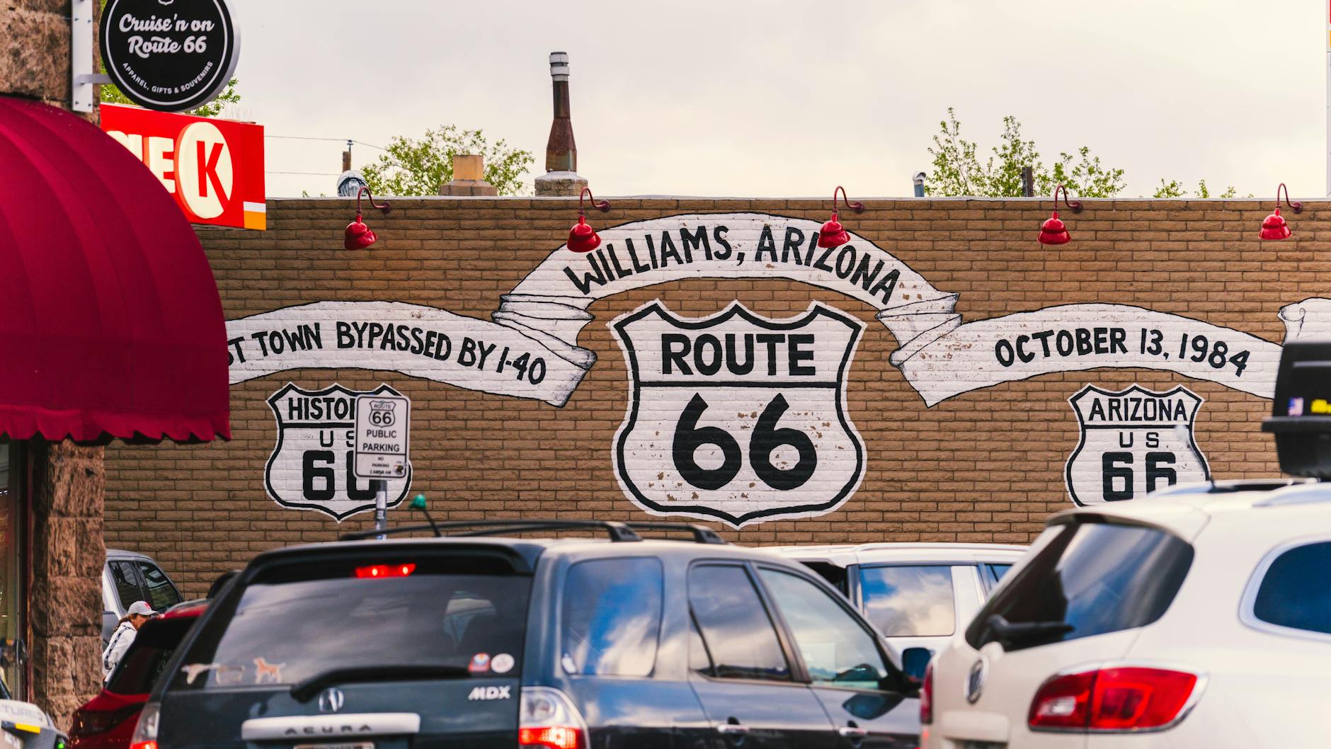 Avisos do IPMA e deslocações: o guia rápido para quem usa transportes públicos 5 Vibrant mural celebrating Route 66 on a street in Williams, Arizona.