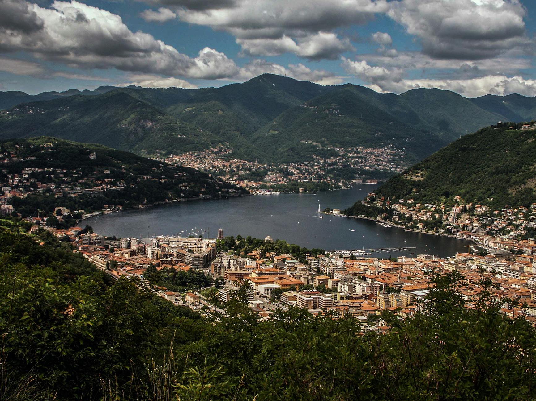 Como sobreviver a filas em festivais: 12 truques de quem já se queimou 4 A breathtaking aerial vista of Lake Como nestled in the lush Lombardy mountains.