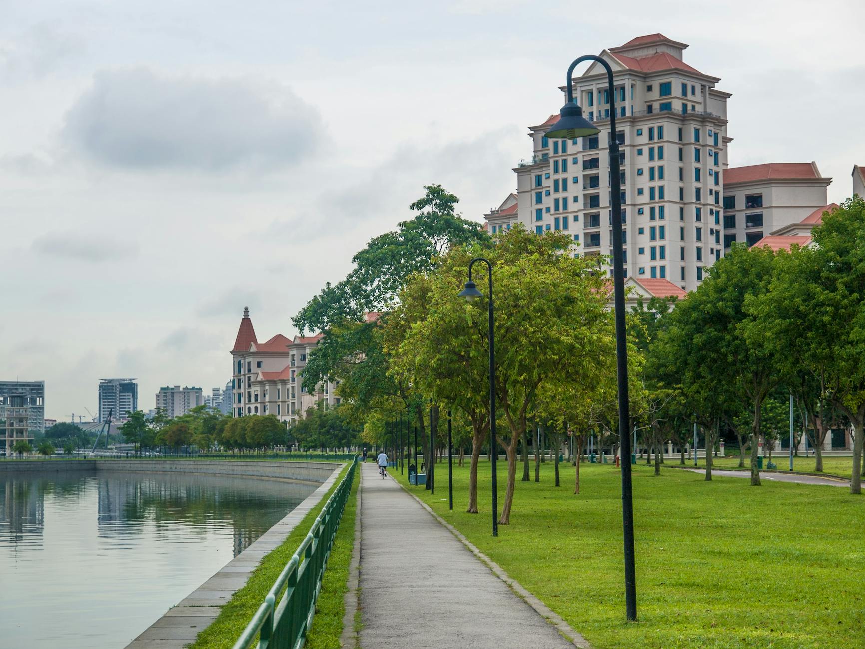 Festival dos Oceanos: a melhor forma de combinar Parque das Nações e Cais do Sodré numa só noite 4 A serene riverside promenade lined with trees and modern architecture in Singapore.