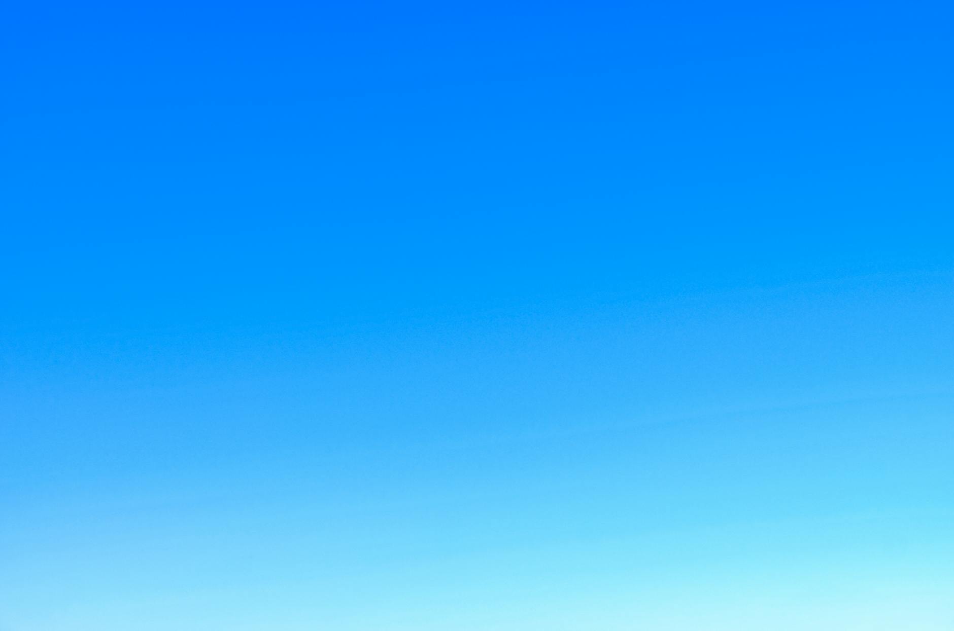 Como Ir A Sintra E Voltar No Mesmo Dia Sem Sofrer 3 A serene view of a vibrant clear blue sky with a subtle gradient, perfect for backgrounds.