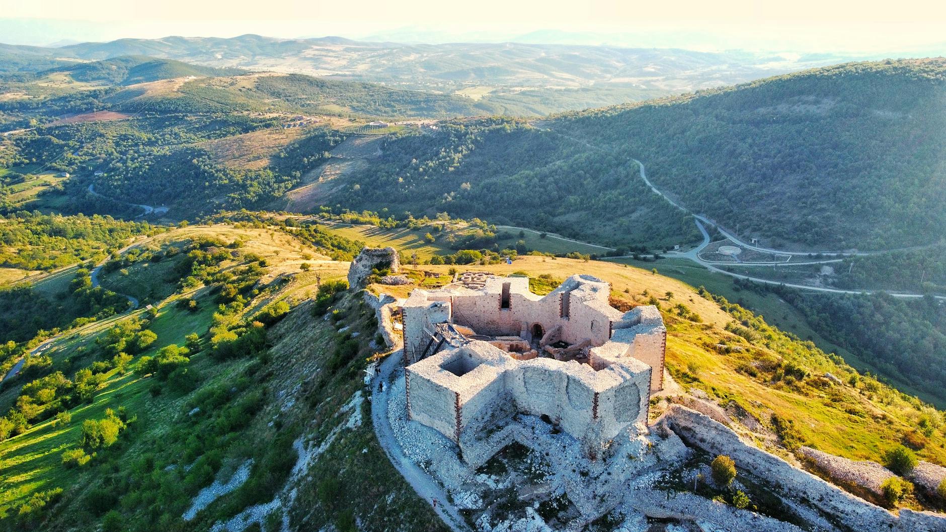 Campo Novo vs EntreCampos: qual vai parecer “bairro a sério” primeiro 3 A stunning aerial view of the ancient Novo Brdo fortress in Kosovo, surrounded by lush hills.