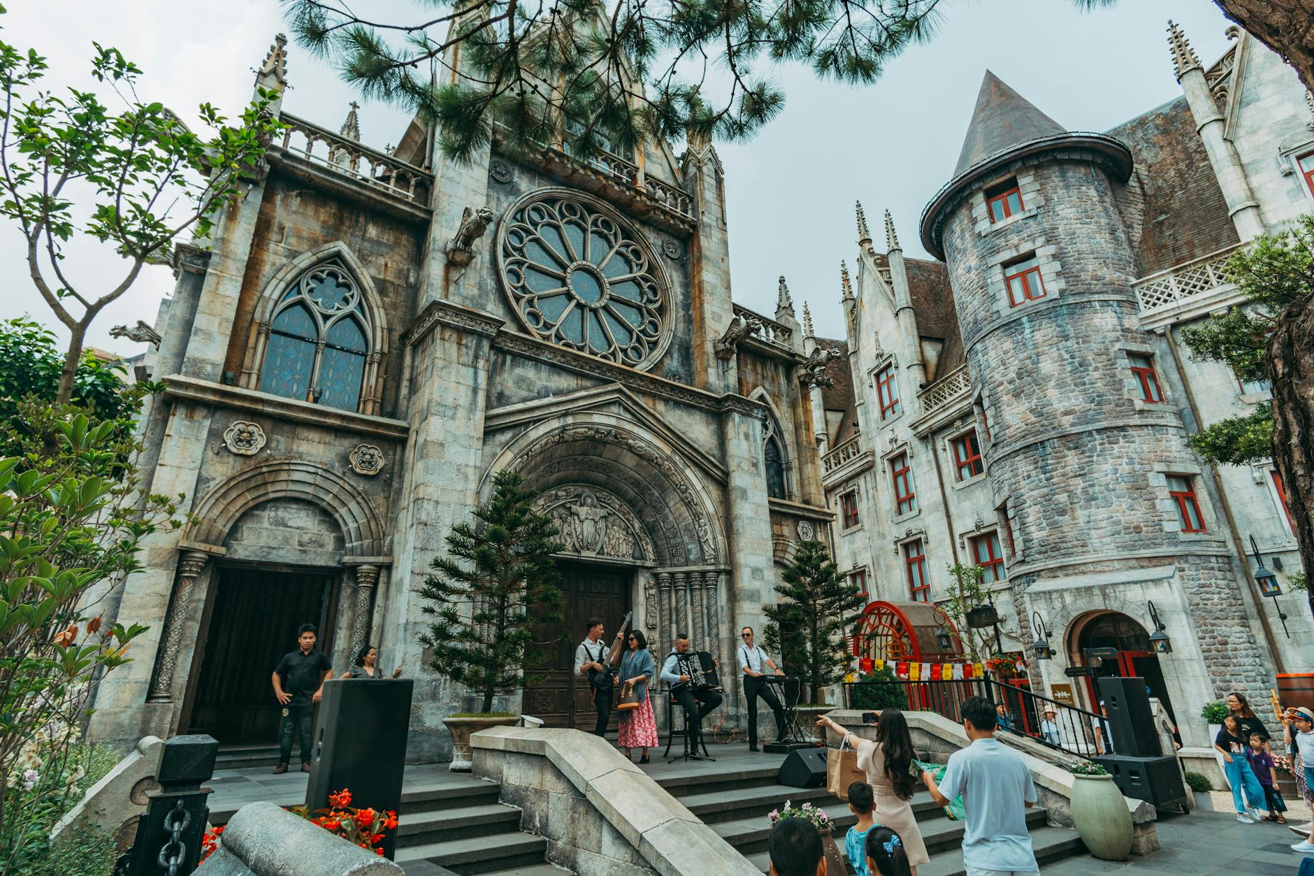Como combinar dois eventos grátis na mesma noite (sem corridas) 8 A vibrant scene of street performers and tourists in front of majestic Gothic architecture.