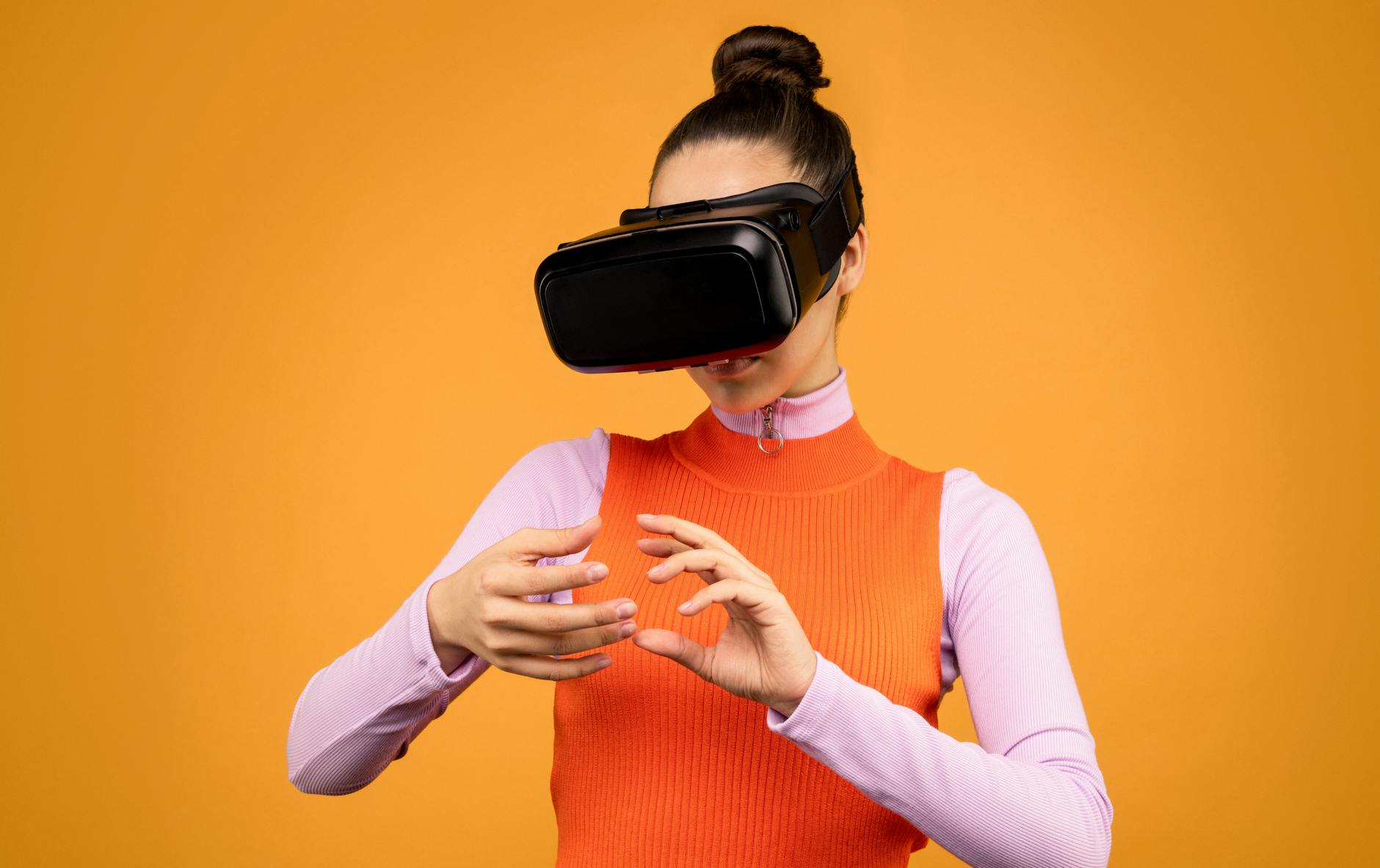 Parque das Nações: oportunidades de negócio que aparecem com mais escritórios 7 A young woman enjoying an immersive virtual reality experience indoors, wearing a VR headset.
