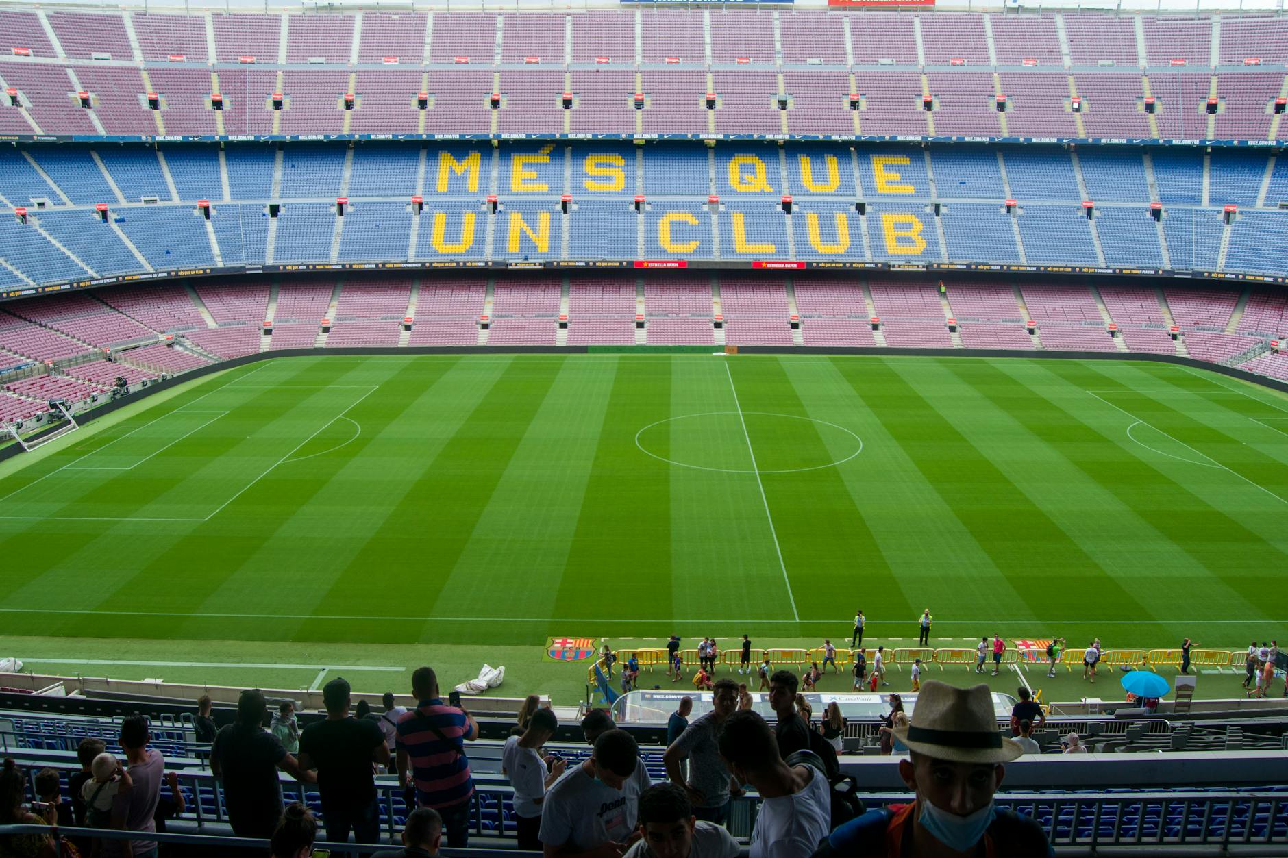 Ligações ao outro lado do Tejo: o que é promessa e o que tem pernas para andar 8 Aerial view of Camp Nou Stadium in Barcelona, showcasing the iconic 'Més Que Un Club' seating in daylight.