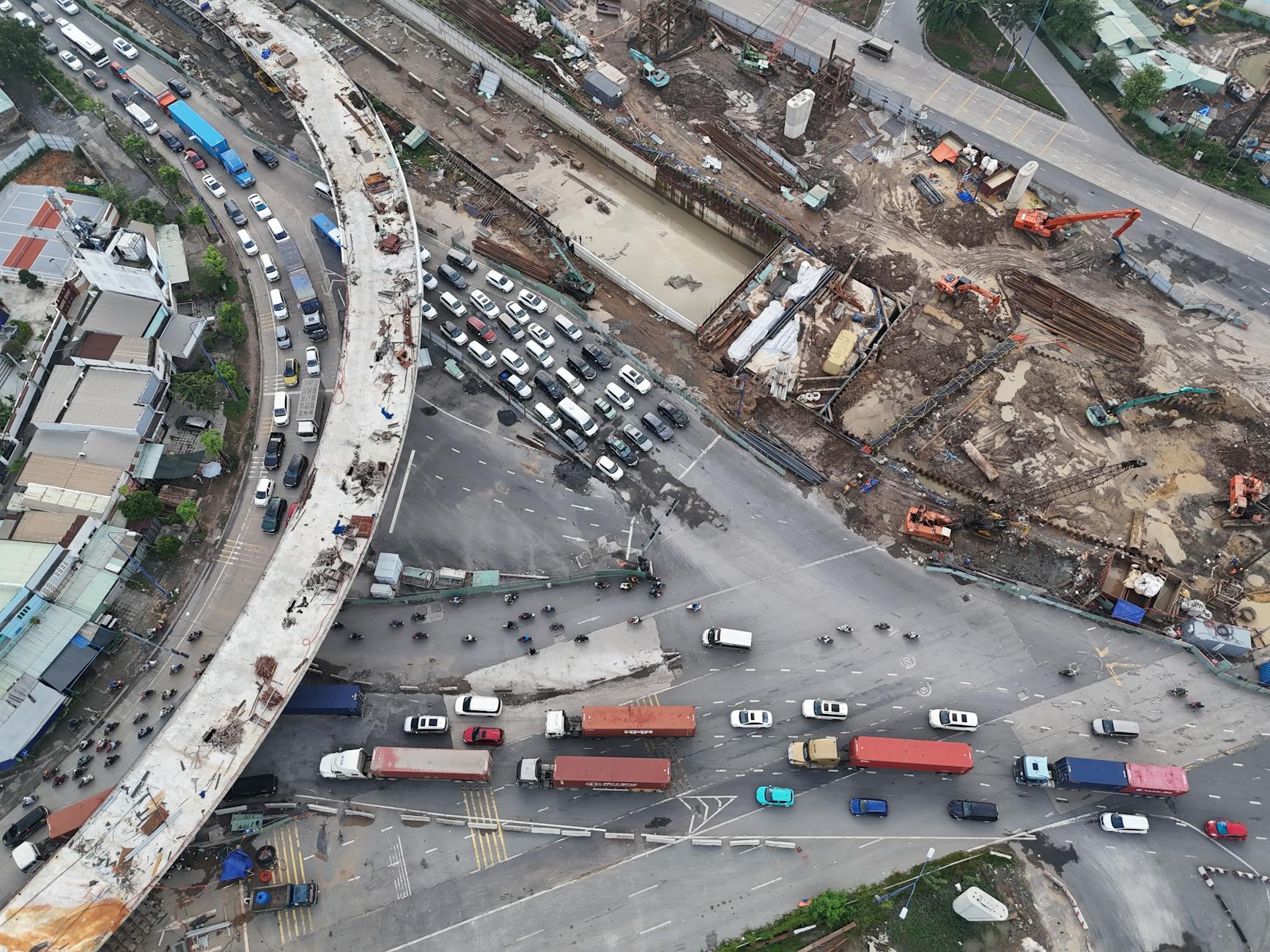 Lisboa a crescer para leste: o que isto significa para quem mora no centro 3 Aerial view of traffic and construction at a busy urban intersection in Ho Chi Minh City, Vietnam.