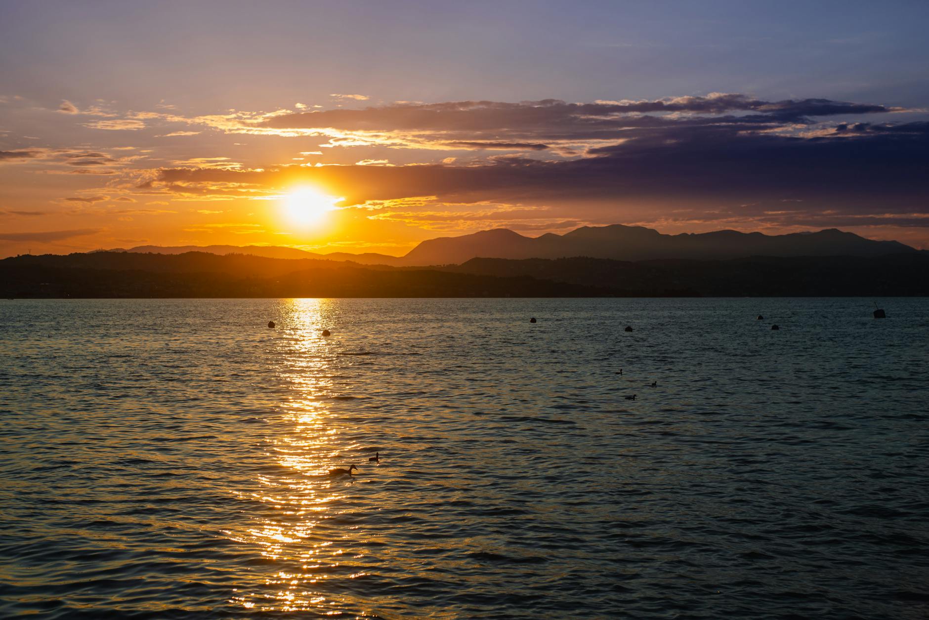Sunset at the Castle: como ir cedo, ver a vista e fugir à confusão 7 Beautiful sunset over Lake Como in Italy, with vibrant colors and a serene atmosphere.