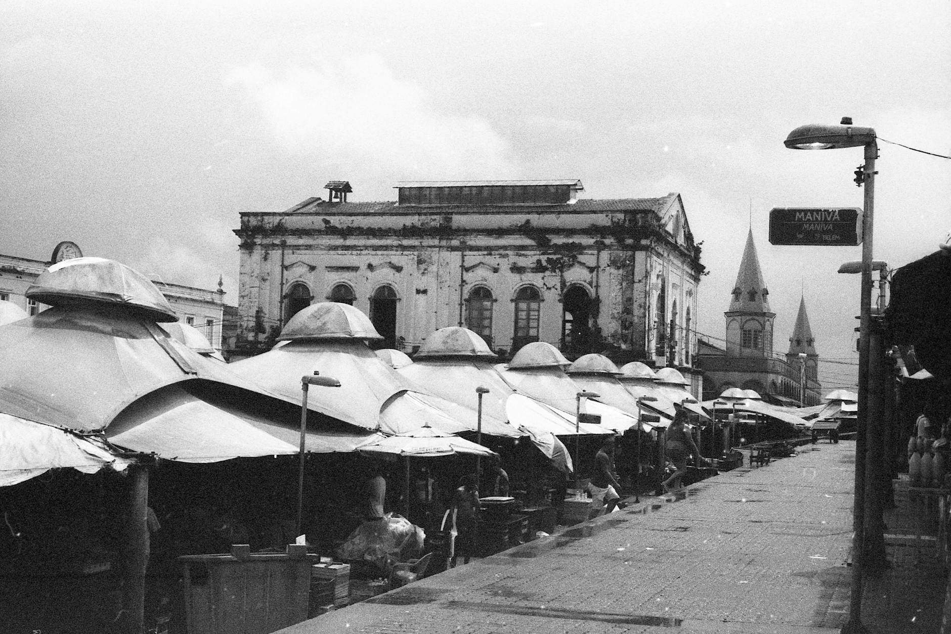 Festival dos Oceanos: o plano certo para quem quer passear e não só “ver coisas” 9 Black and white city market street with empty stalls against old weathered building