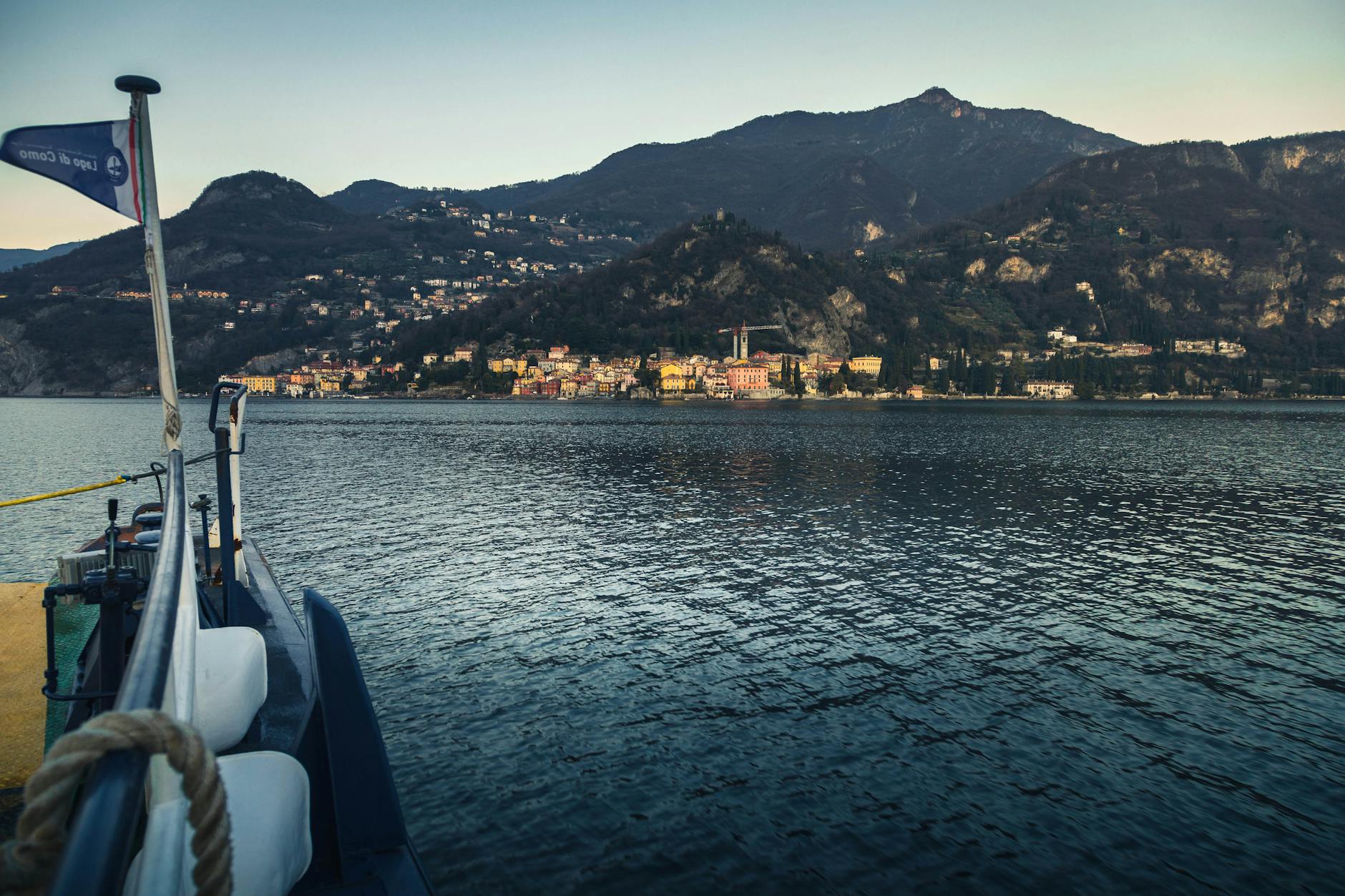 MEO Kalorama On Tour: como descobrir datas sem depender de rumores 6 Boat on Lake Como with picturesque mountain village view at sunrise.