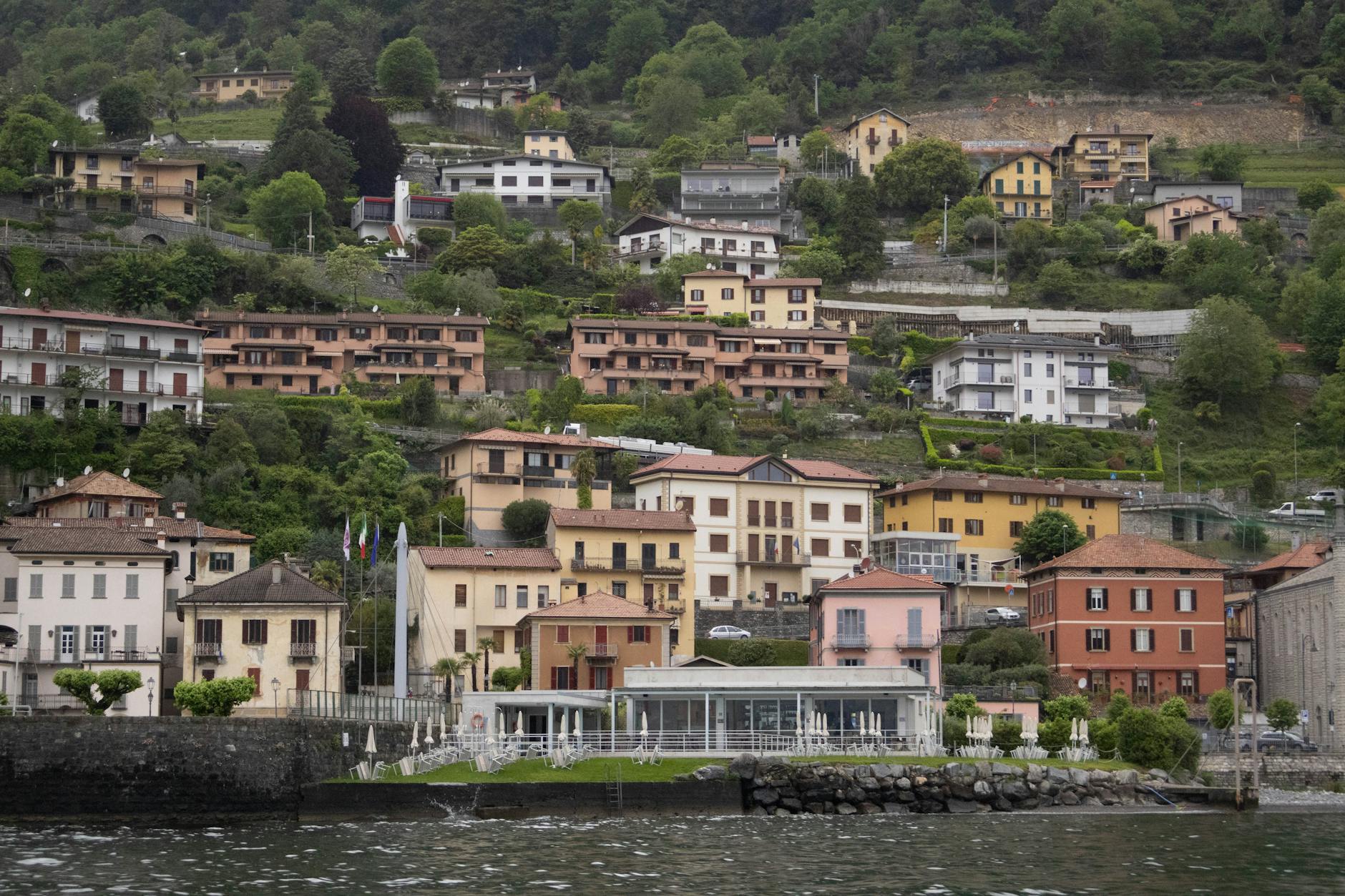 Aquecimentos grátis do MEO Kalorama: como não perder os melhores 7 Charming hillside houses by Lake Como with lush greenery in Italy, perfect for travel enthusiasts.