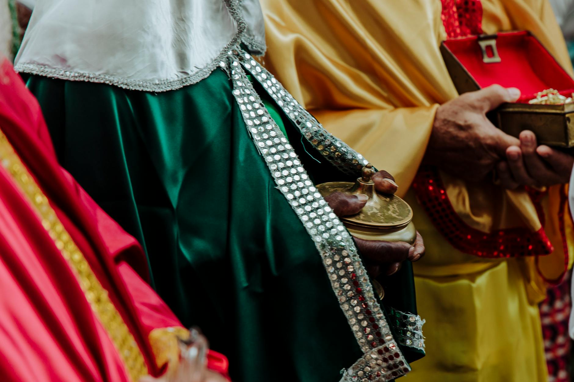 Festival dos Oceanos: os melhores sítios para ver tudo sem ficar esmagado 3 Close-up of colorful garments during a cultural festival in São José dos Campos, Brazil.