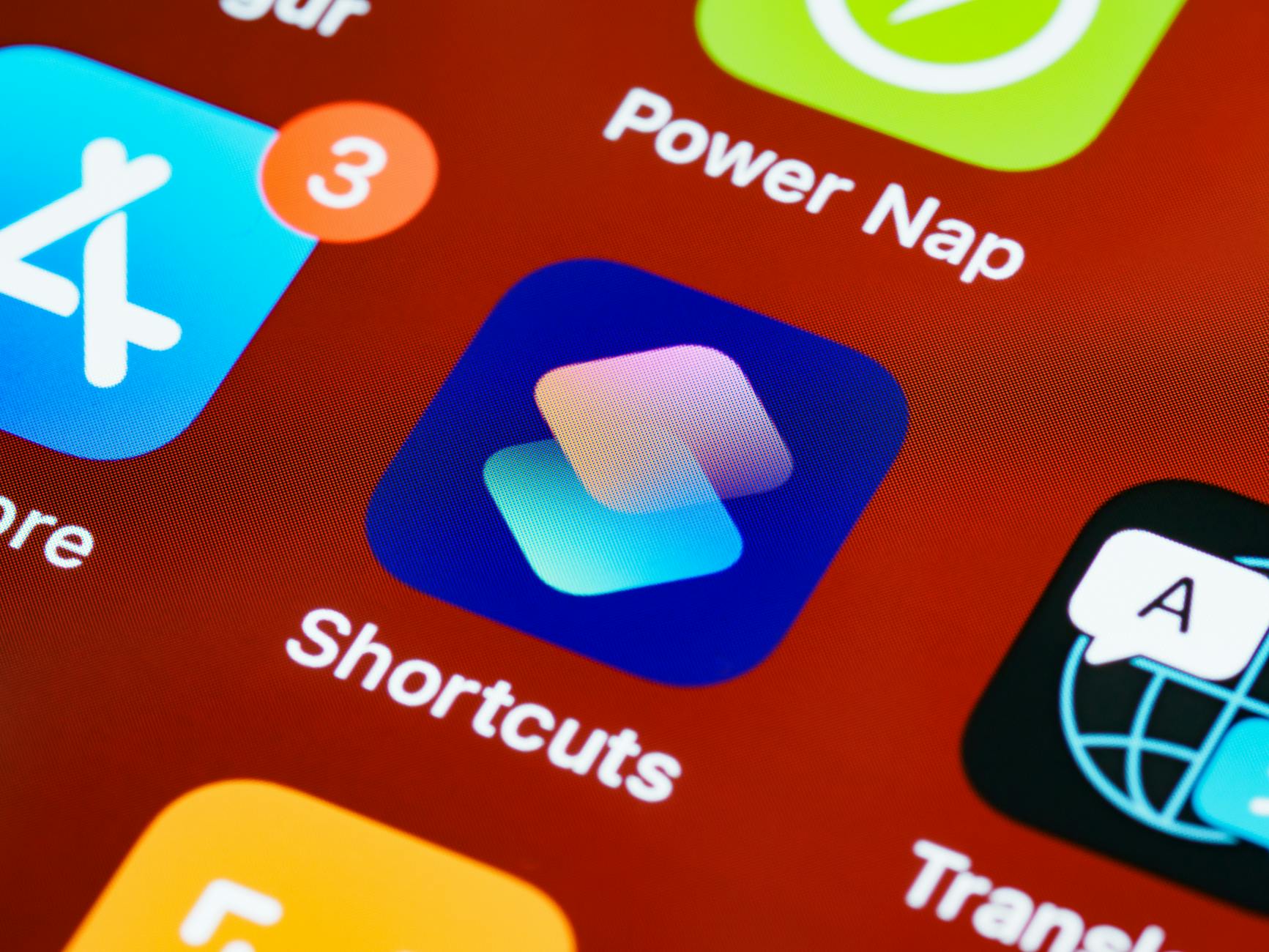 Linha Circular 2026: os atalhos de Metro que te vão poupar tempo 6 Detailed close-up of smartphone home screen displaying app icons like Shortcuts and Power Nap.