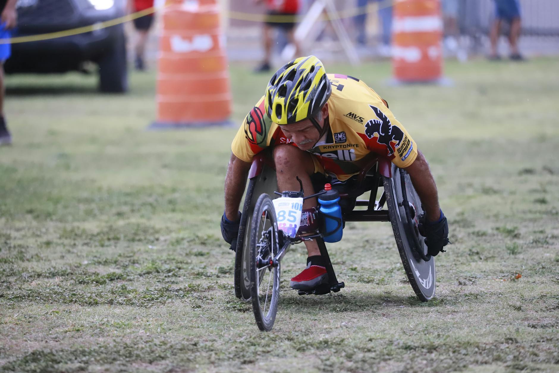 “Hoje quero sair mas não quero gastar”: 30 ideias em Lisboa para agosto 8 Determined wheelchair racer competing in an outdoor marathon, displaying focus and athleticism.