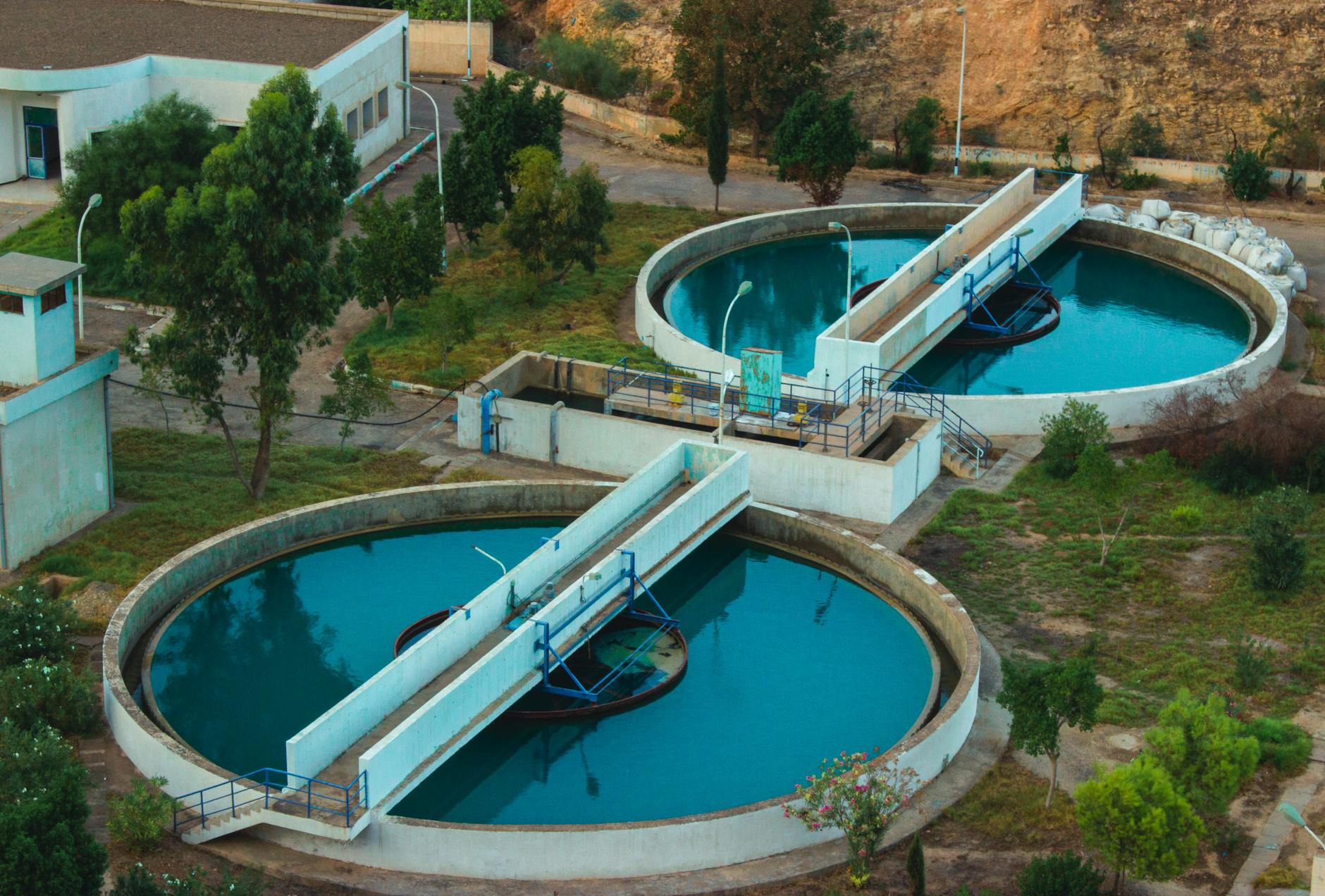 Diferença entre cheias naturais e cheias provocadas por descargas de barragens 5 Drone shot of an advanced water purification plant surrounded by trees.