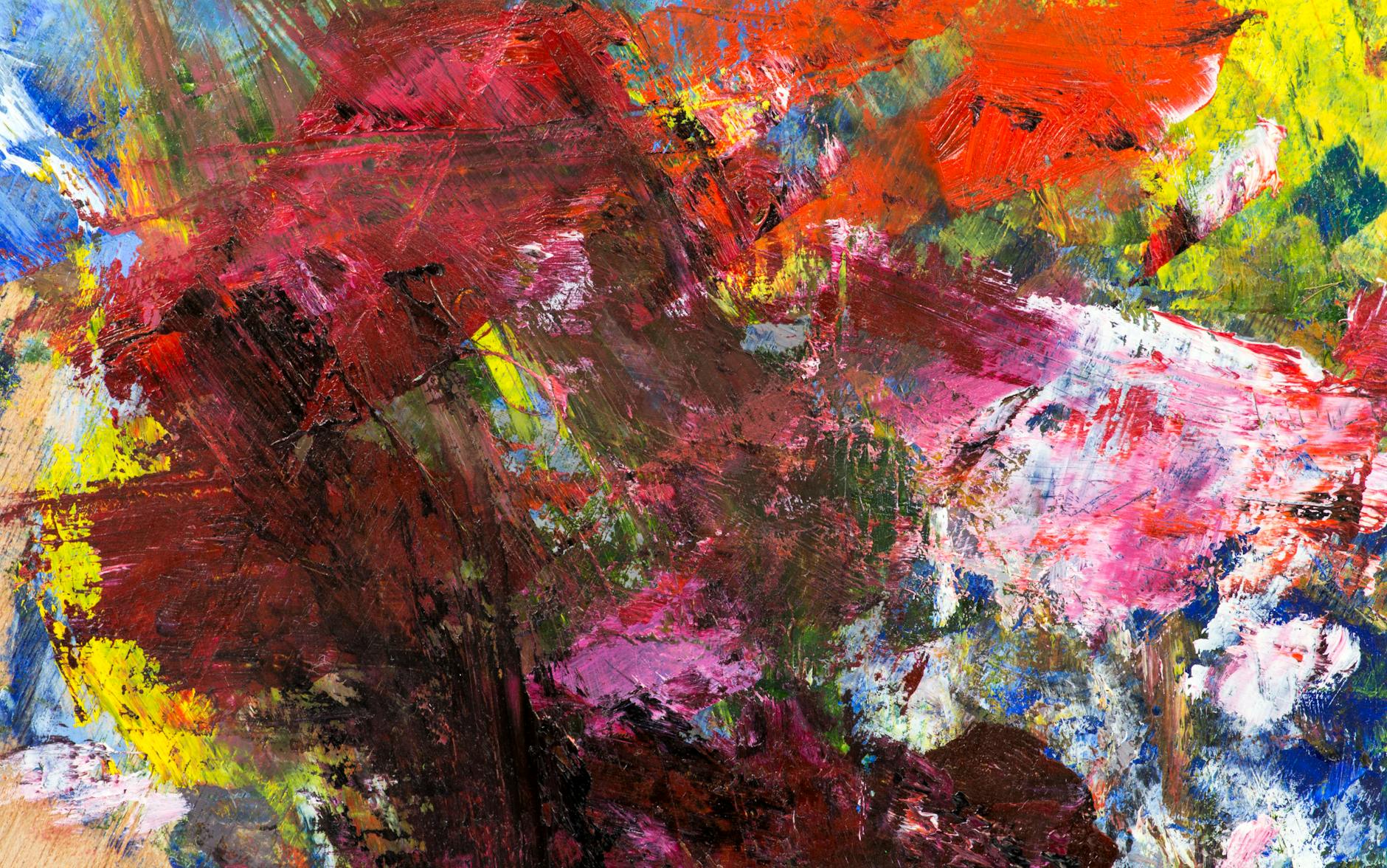 Exposições grátis: guia para ir com amigos e não parecer “passeio escolar” 3 Dynamic abstract art with vivid brushstrokes and intense colors.