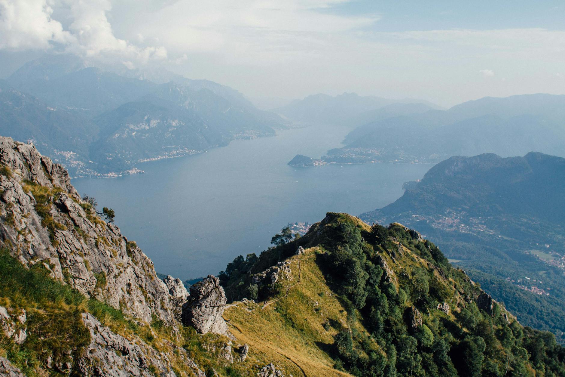 Aquecimentos grátis do MEO Kalorama: como não perder os melhores 9 Experience the breathtaking view of Lake Como surrounded by lush mountains and scenic cliffs.