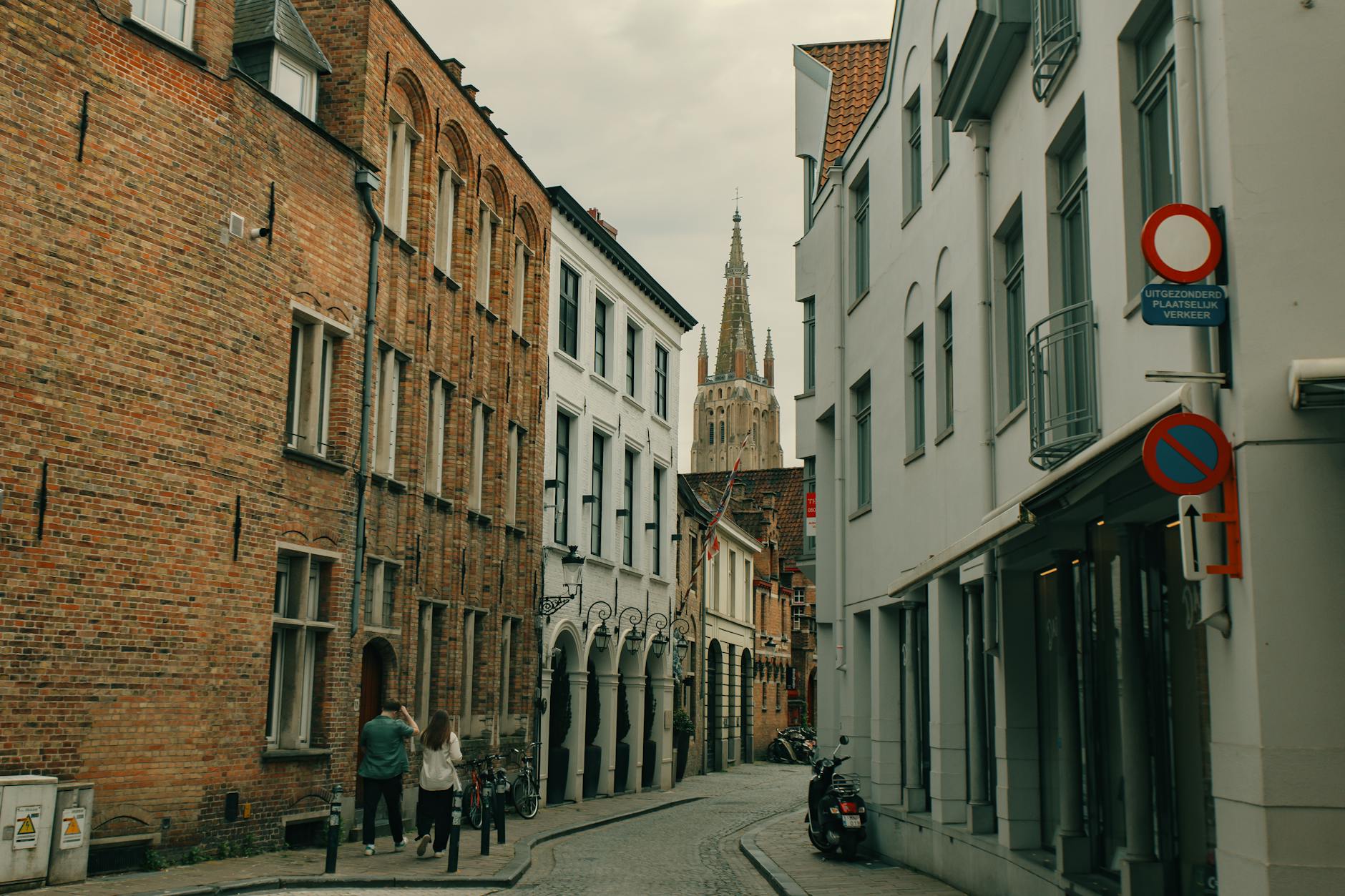 Chiado Sem Multidões: Horas Boas E Roteiro Inteligente 6 Explore a picturesque, cobblestone street scene in historic Bruges, Belgium, capturing its timeless architecture.