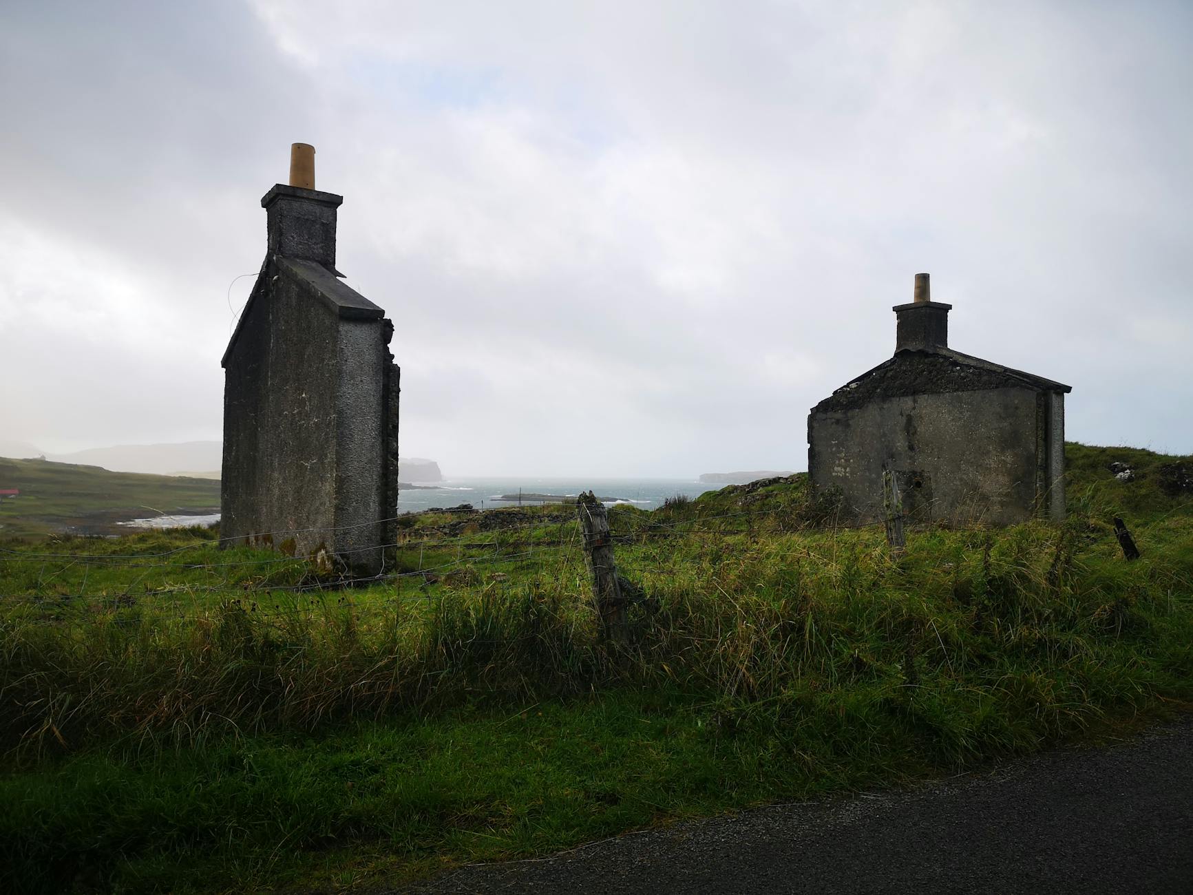 Os melhores horários para passeios em agosto (quando Lisboa está mais respirável) 7 Explore the scenic ruins of old buildings in the rural landscape of Ose, Scotland with a coastal backdrop.