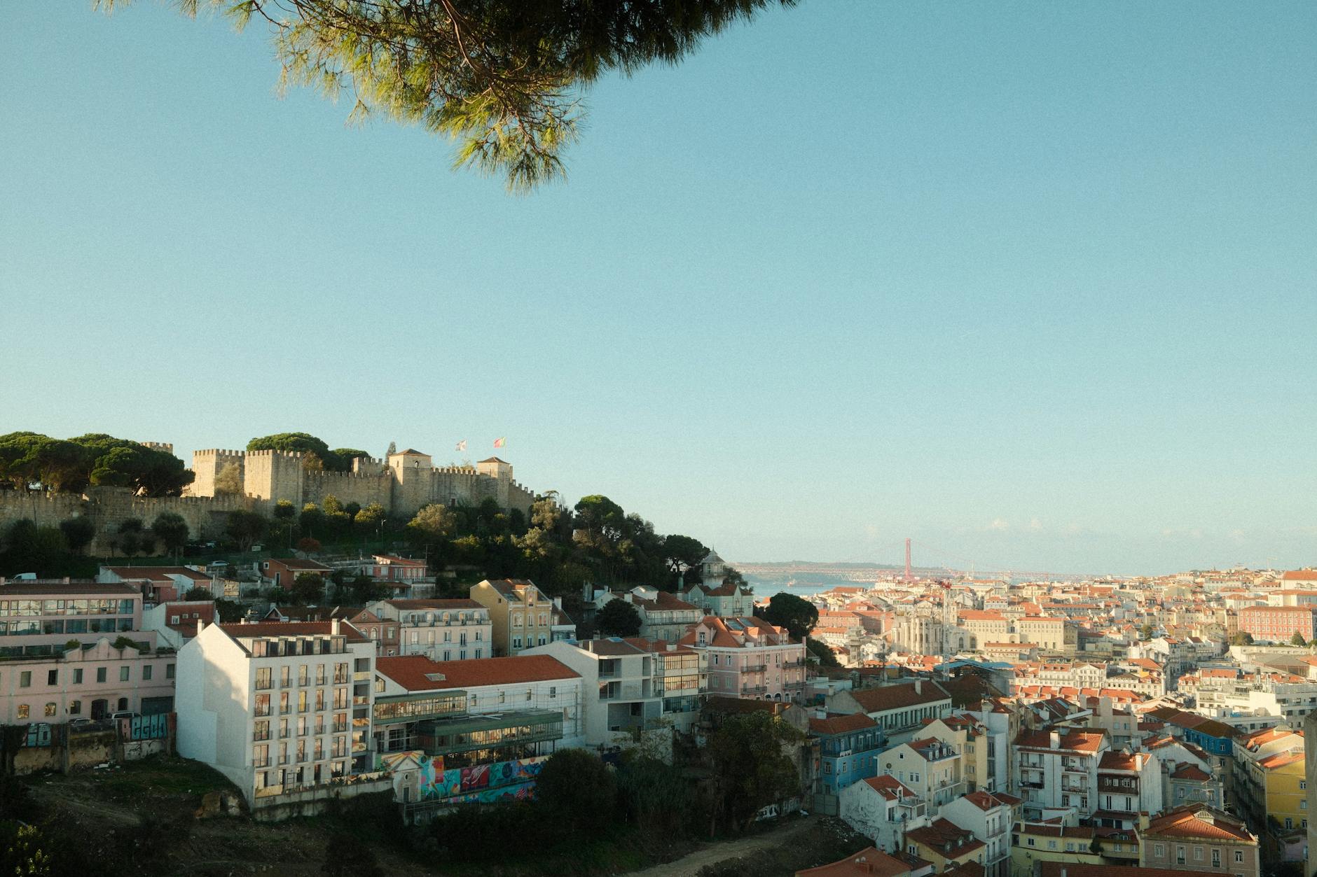 Queer Lisboa no Cinema São Jorge: onde sentar, quando chegar e como sair rápido 5 Explore the stunning cityscape of Lisbon featuring the iconic São Jorge Castle during a clear day.