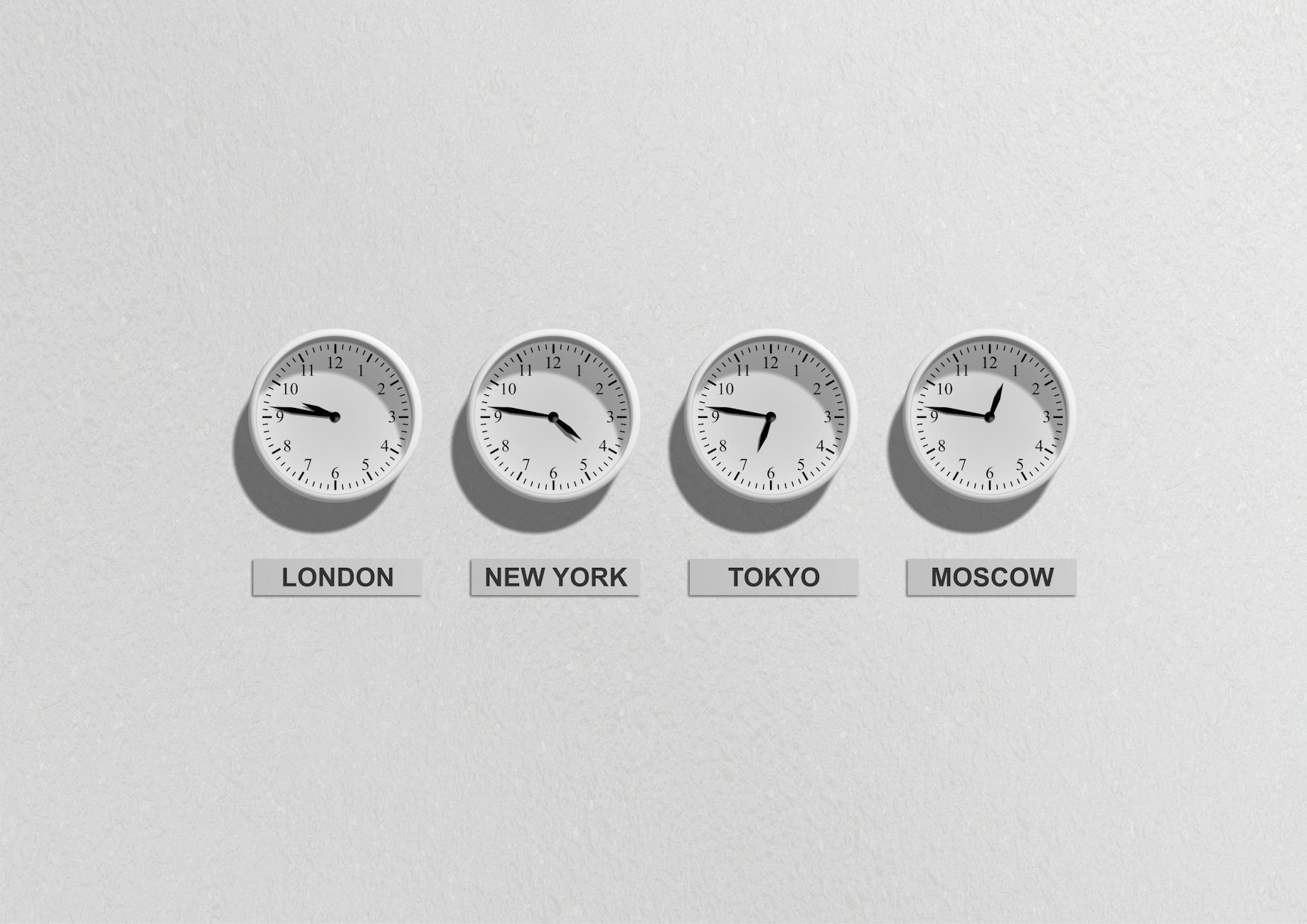Diferença entre cheias naturais e cheias provocadas por descargas de barragens 6 Four wall clocks showing different time zones for London, New York, Tokyo, and Moscow.