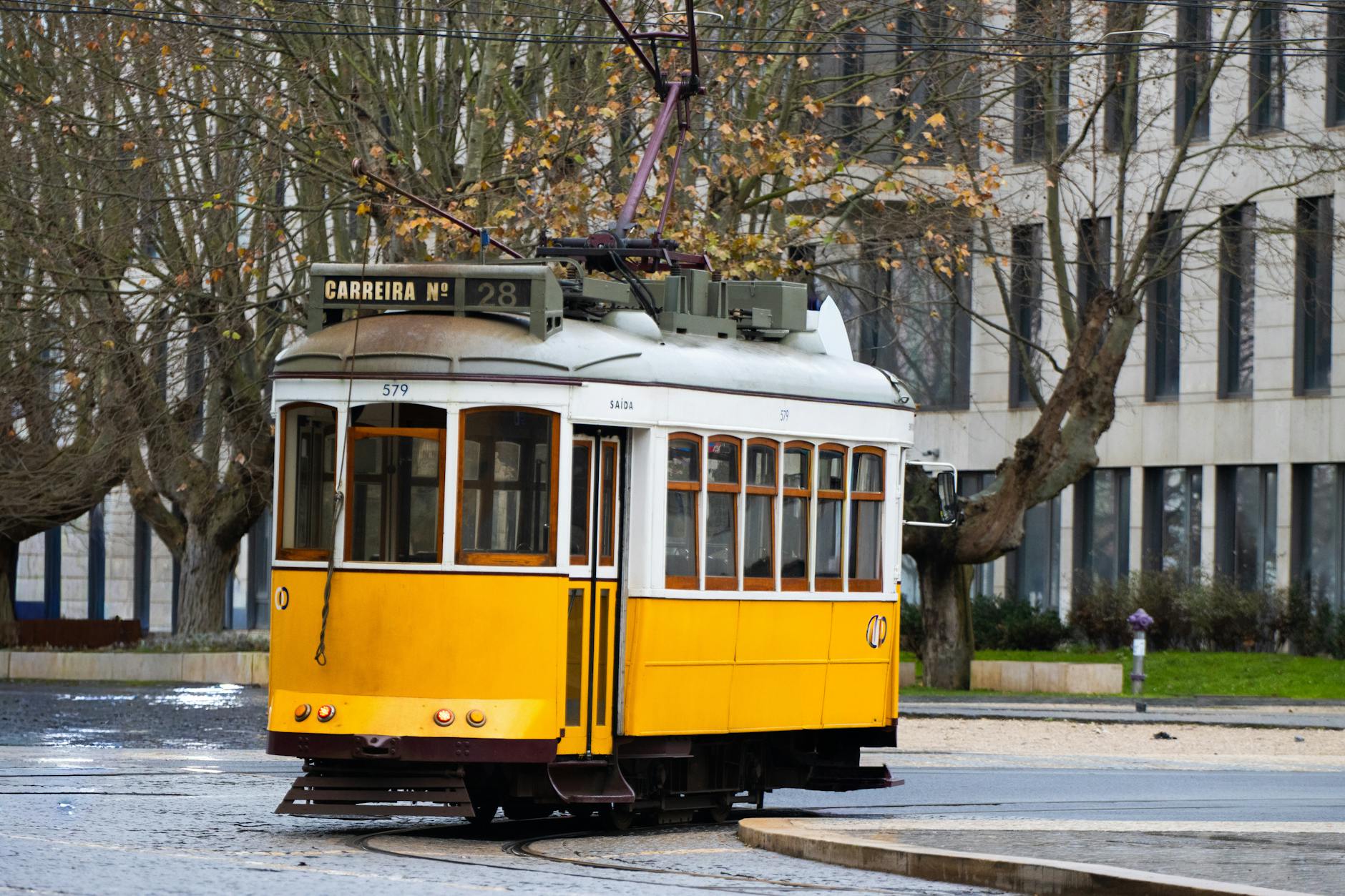Lisboa 2026: as 10 zonas que vão sentir mais obras (e porquê) 4 Iconic yellow tram number 28 in Lisbon, Portugal, showcasing vintage urban charm and heritage.