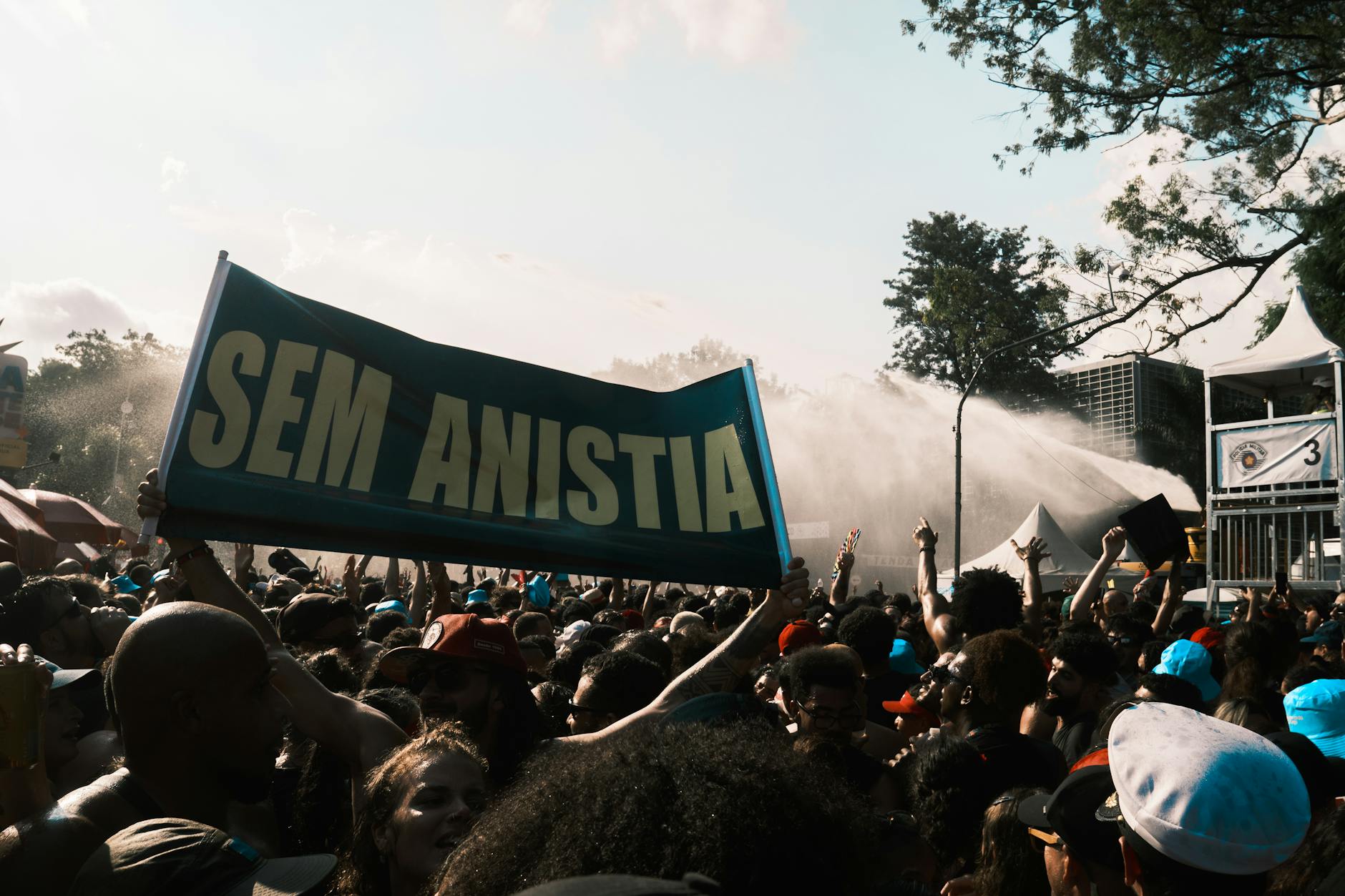 Como escolher o melhor dia para ir a um evento grátis (sem adivinhar) 7 Large crowd demonstrating with a 'Sem Anistia' banner, conveying a powerful protest message.