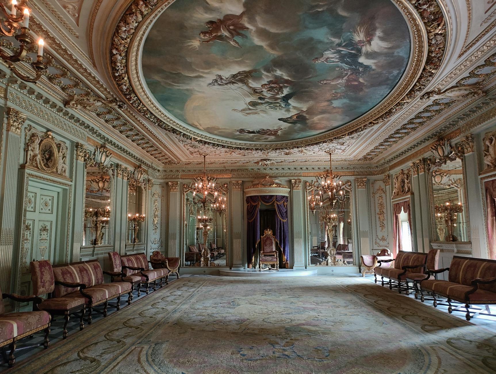 Como Ir A Sintra E Voltar No Mesmo Dia Sem Sofrer 4 Lavishly decorated interior of a classic palace in Mumbai with ornate ceilings and chandeliers.