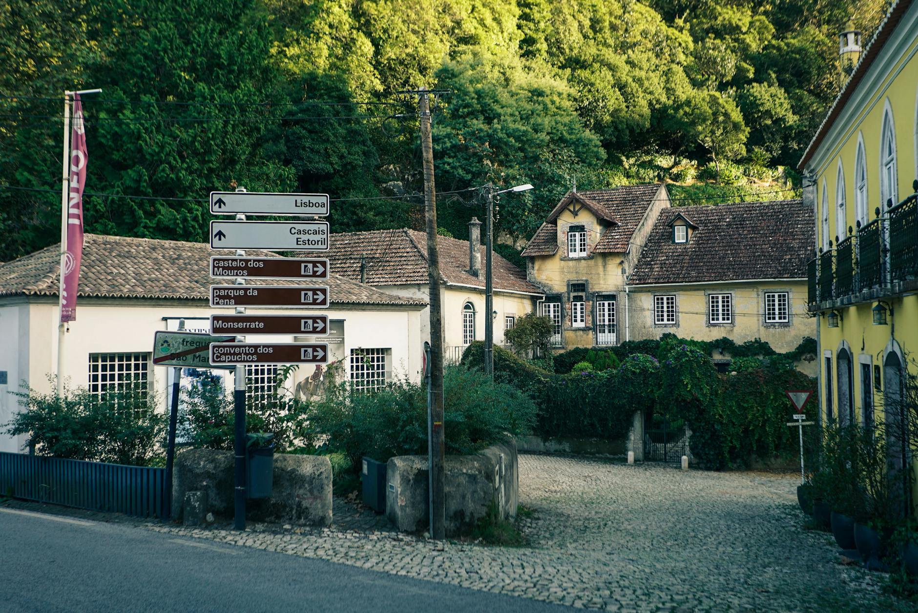 Festival dos Oceanos: a melhor forma de combinar Parque das Nações e Cais do Sodré numa só noite 3 Picturesque street in Sintra with historical architecture and lush greenery.