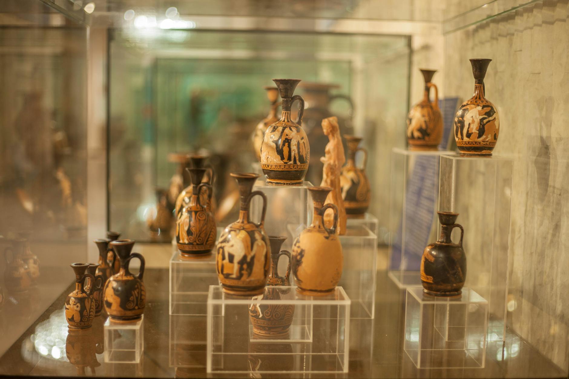 Os Melhores Museus Em Lisboa Para Ir Numa Tarde Só 5 Showcase of ancient Greek pottery artifacts in a museum setting.