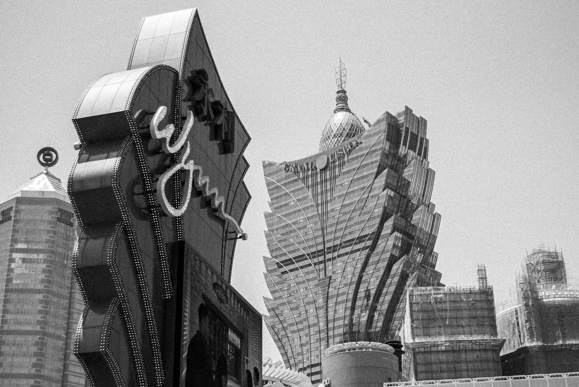 Obras grandes em Lisboa: sinais de que a tua rotina vai mudar 7 Striking black and white image of Macau's architectural landmarks, including the Grand Lisboa and Wynn Casino.