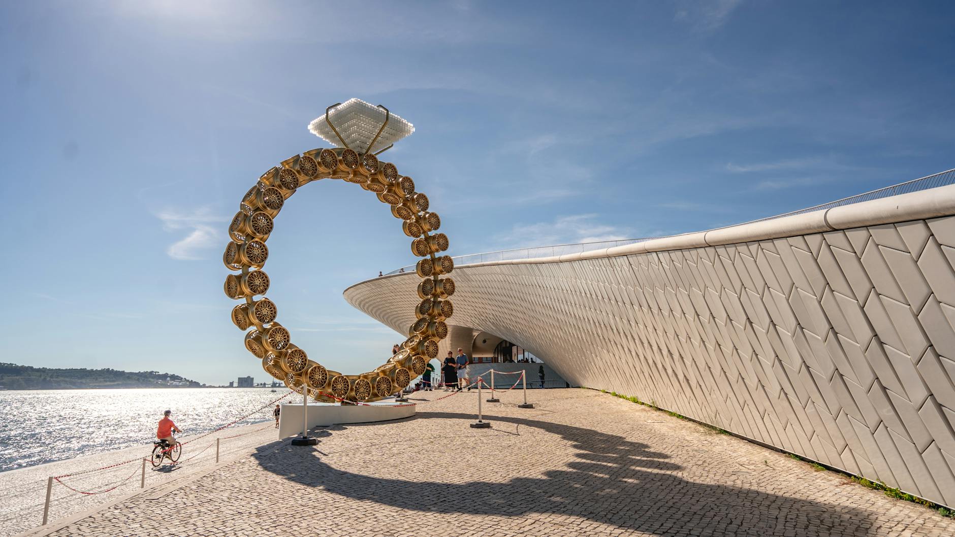 Exposições grátis em Lisboa: o que visitar quando tens só 1 hora 7 Striking modern art installation at the MAAT in Lisbon, Portugal with a scenic riverside view.