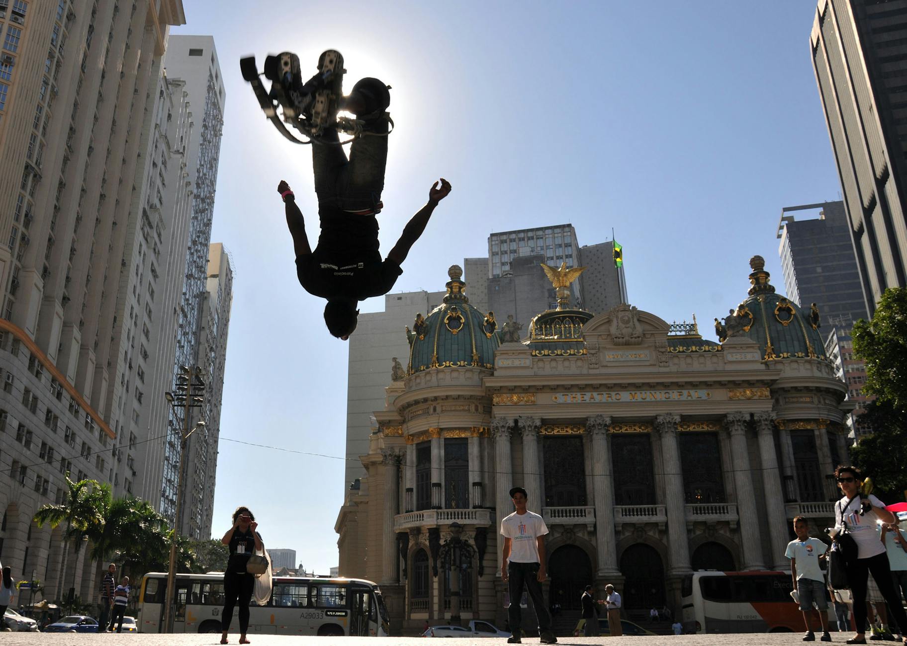 BaixAnima: o festival de rua que salva os fins de semana sem planos 5 Stunning silhouette of a street performer jumping in front of Theatro Municipal in Rio de Janeiro.
