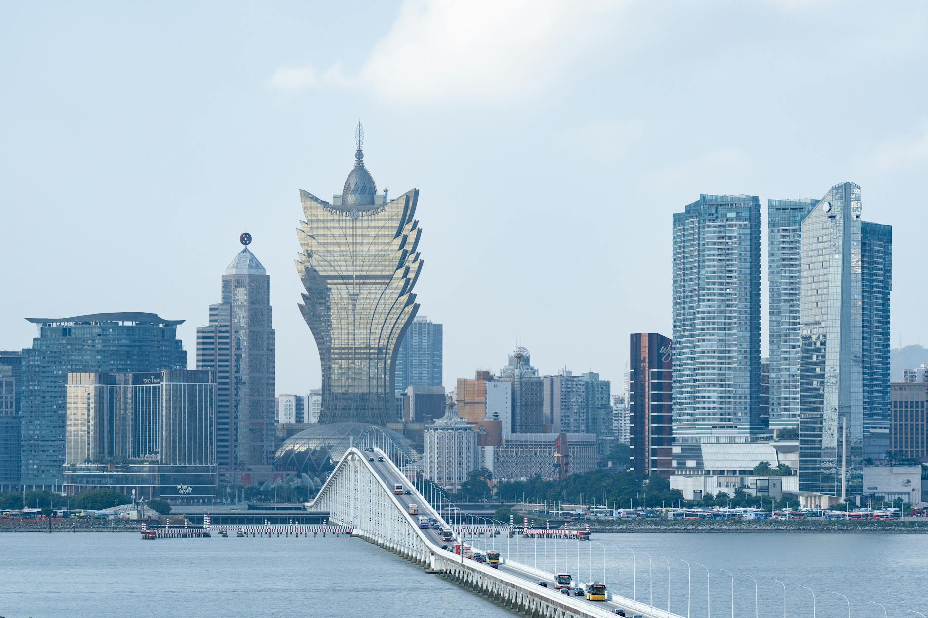 Obras grandes em Lisboa: sinais de que a tua rotina vai mudar 4 Stunning view of Macau's skyline with the iconic Grand Lisboa building and modern architecture.