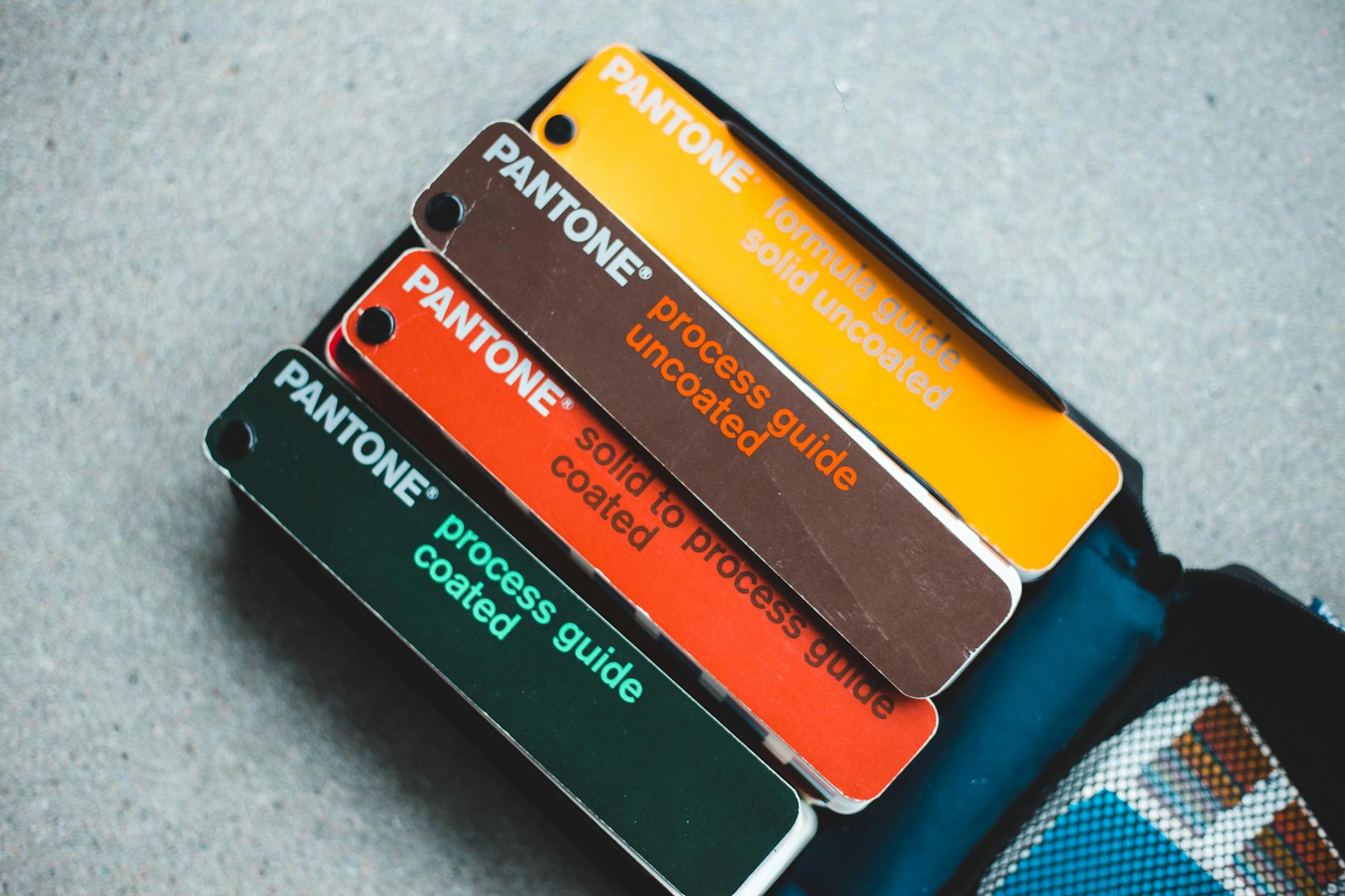 Como Usar A Gira Sem Stress: Zonas, Horas E Dicas Para Não Falhar 8 Top view of Pantone color guides showcasing vibrant shades for creative design projects.