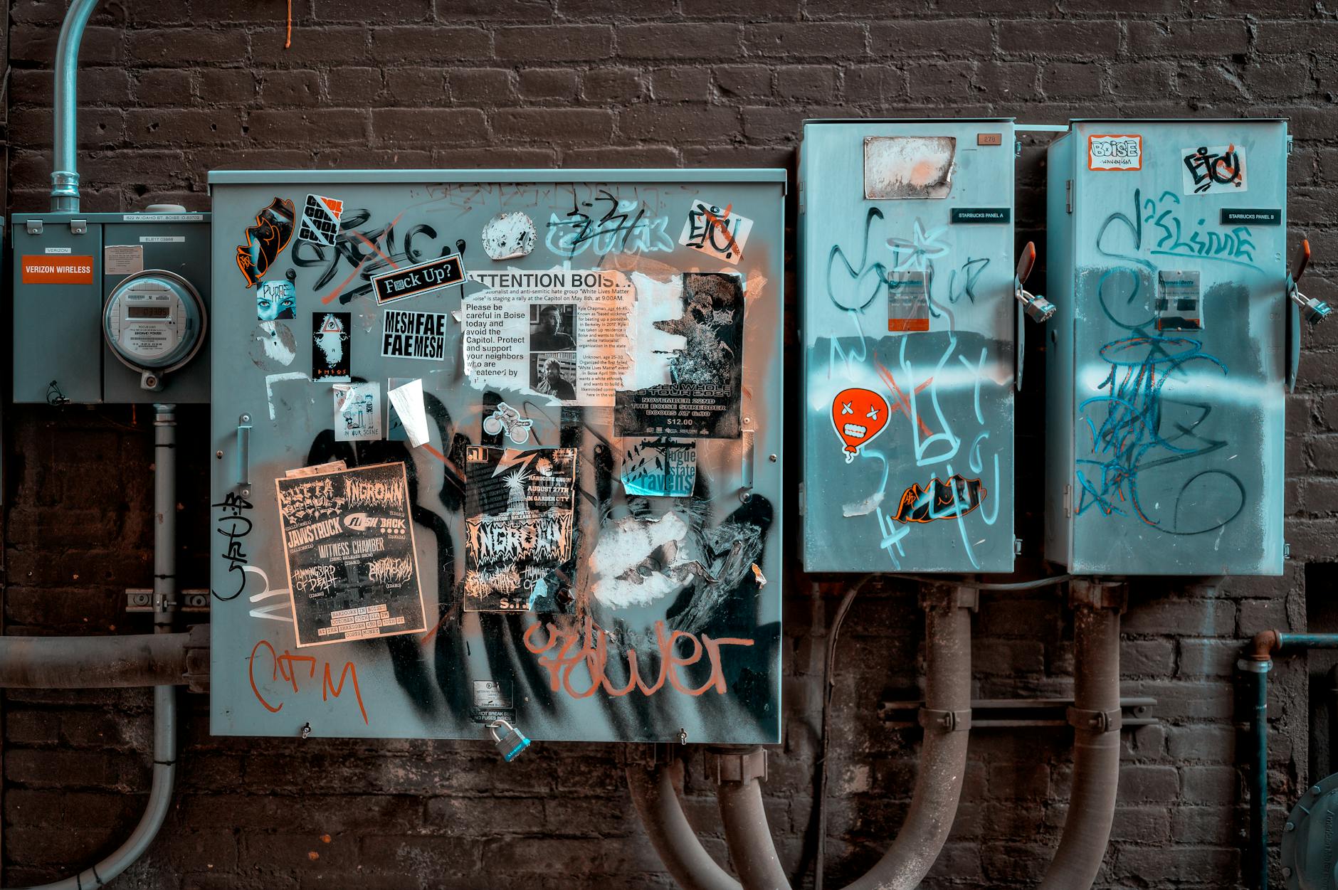 Street art: o que levar para um passeio longo sem derreter ao sol 7 Urban street art on electrical boxes showcasing vibrant graffiti and targeted vandalism.