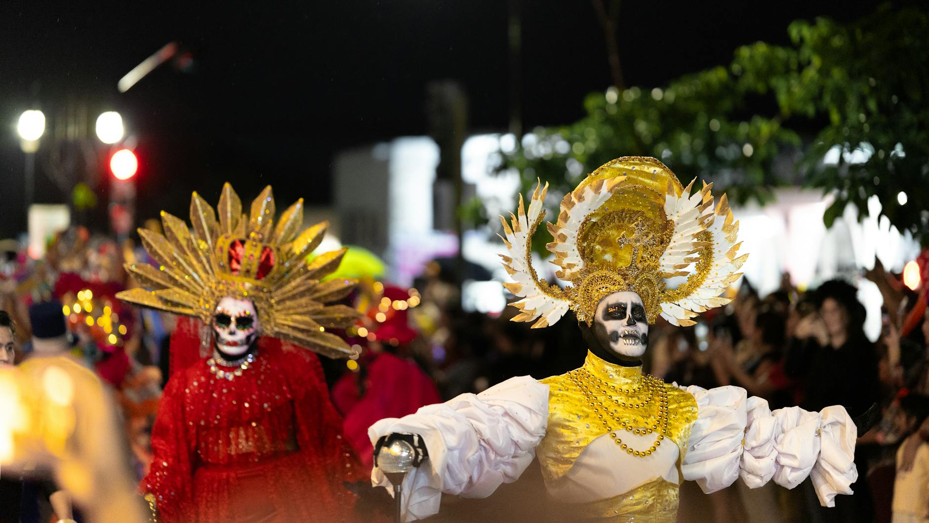 Como escolher o melhor dia para ir a um evento grátis (sem adivinhar) 8 Vibrant Dia de los Muertos parade in Merida, Yucatan, showcasing traditional costumes and cultural richness.