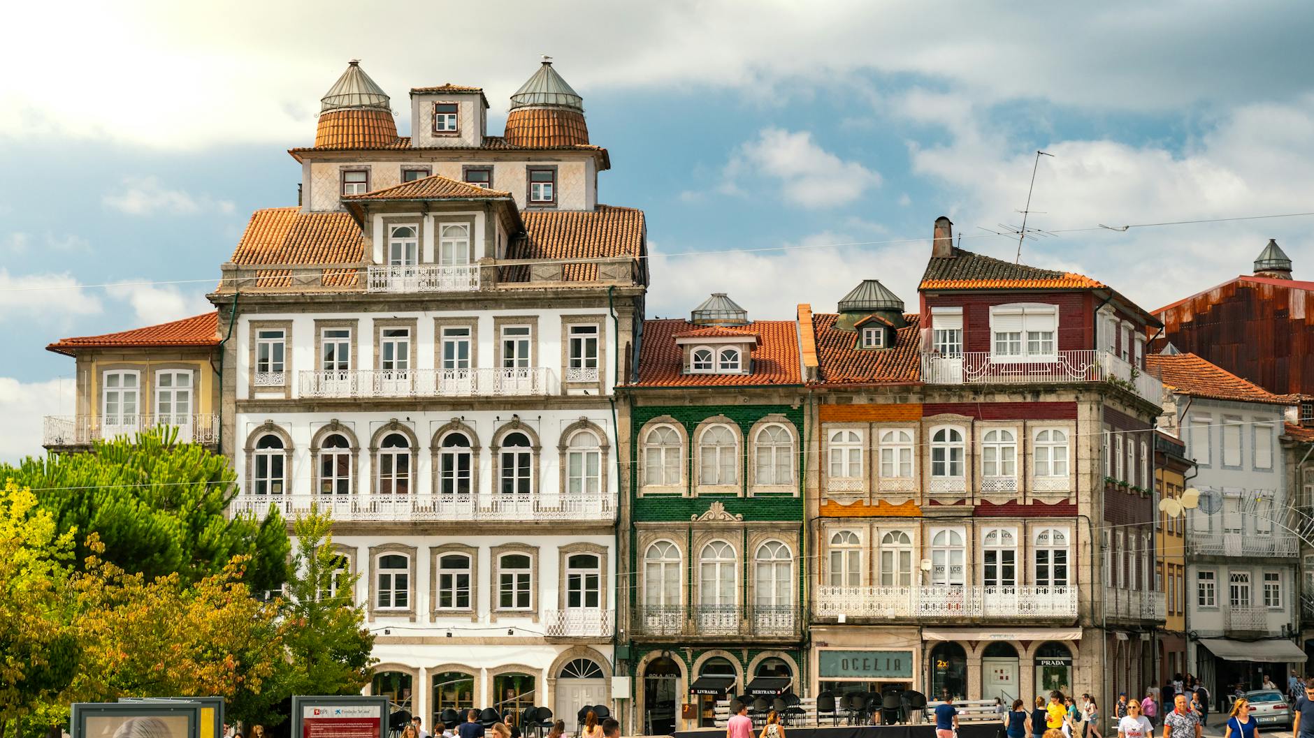 Festival ao Largo: “vale a pena para quem não liga a clássico?” resposta honesta 4 Vibrant historic building facades in Guimarães, Portugal with pedestrians in public space.