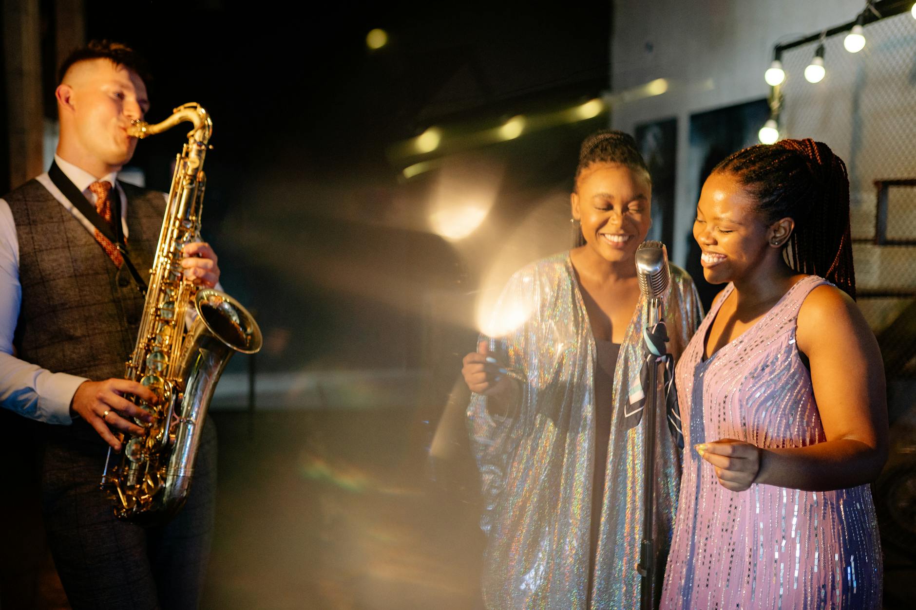 CoolJazz: como escolher a noite certa (jazz, soul ou pop) sem erro 3 Vibrant night scene of a jazz band performing with saxophonist and singers enjoying the music.