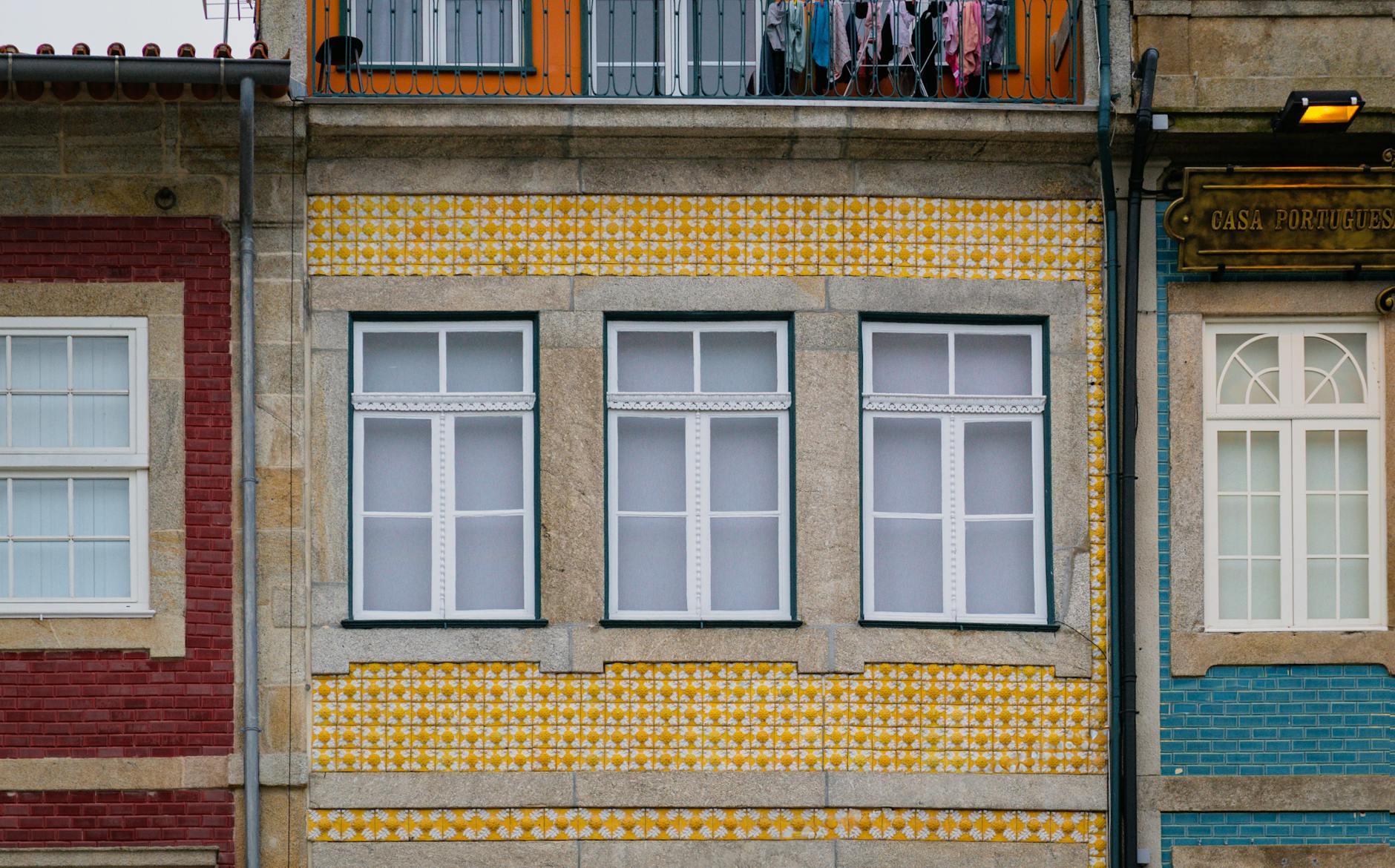 Diferença entre alerta amarelo, laranja e vermelho em Portugal 4 Vibrant Portuguese architecture with iconic yellow tiles in Porto, Portugal.